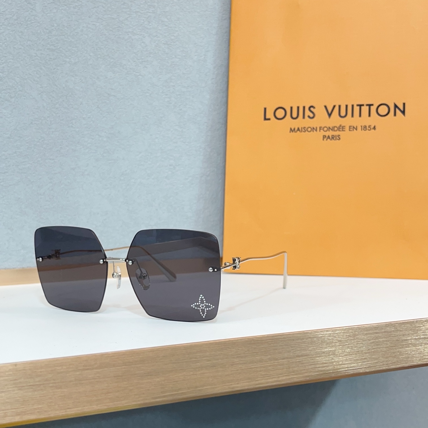 NO:368312,TOP QUALITY LOUIS VUITTO* Floral details diamonds on lenses and temples with metal LV logos MODEL:Z2961U SIZE:61 14-, glasses, sunglasses, sunglasses, glasses, louis vuitton, louis vuitton19860909TOP QUALITY LOUIS VUITTO*镜片上花卉细节钻石 和 镜腿醒目标注金属LV标识 MODEL:Z2961U SIZE:61口14-, 眼镜墨镜太阳镜,眼镜,louis vuitton,louis vuitton,glasses