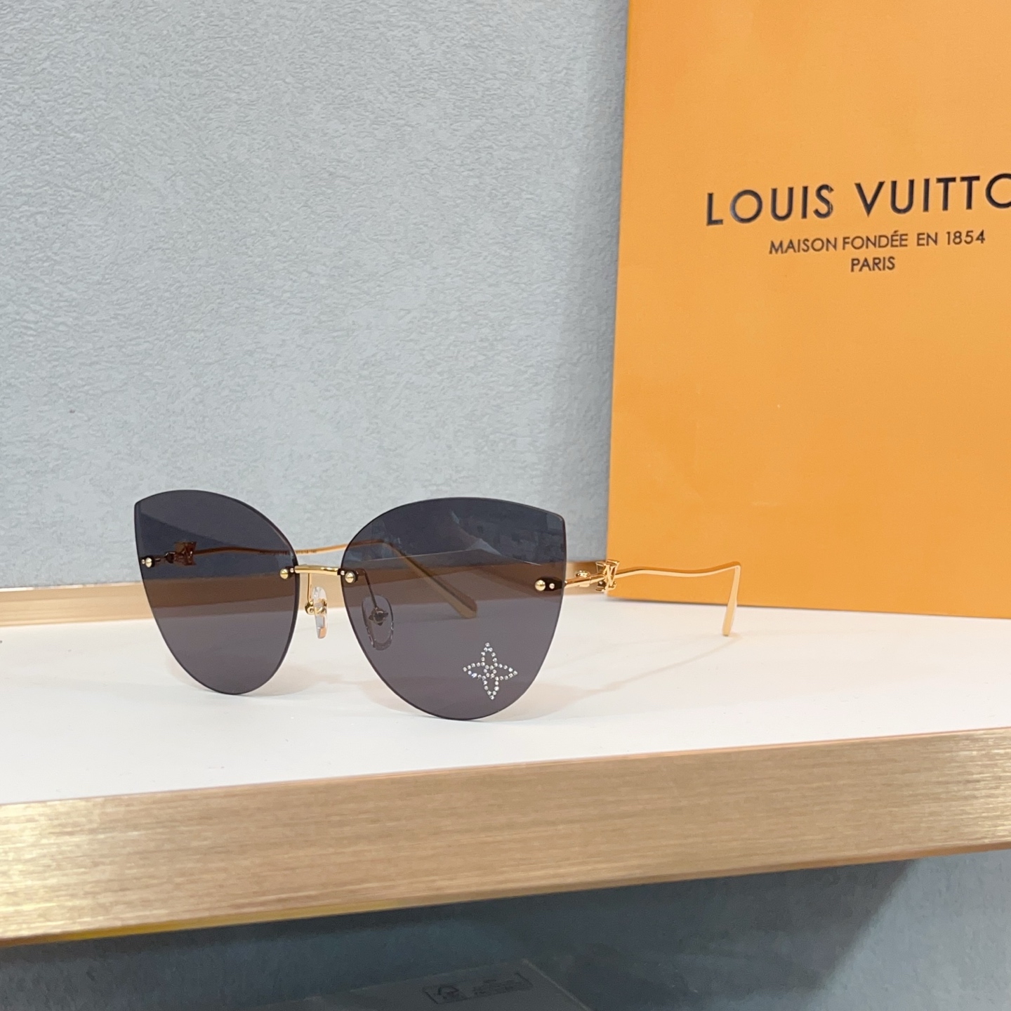 NO:368315,TOP QUALITY LOUIS VUITTO* Floral details diamonds on lenses and temples with metal LV logo MODEL:Z2827U SIZE:61-14-, glasses, sunglasses, sunglasses, glasses, louis vuitton, louis vuitton19860909TOP QUALITY LOUIS VUITTO*镜片上花卉细节钻石 和 镜腿醒目标注金属LV标识 MODEL:Z2827U SIZE:61口14-, 眼镜墨镜太阳镜,眼镜,louis vuitton,louis vuitton,glasses
