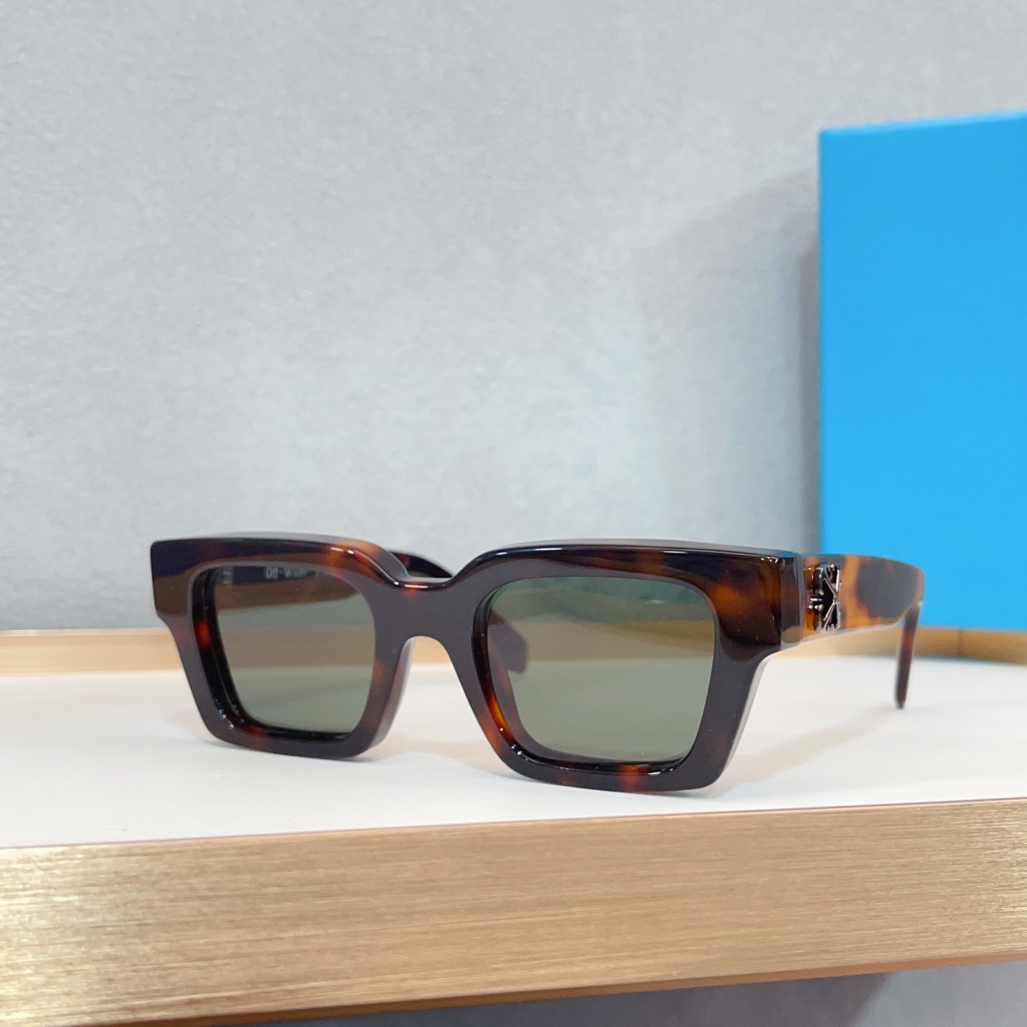 NO:370265,OFF WHITEMODEL:OERI126SIZE:50 22-, color change, full diamond 225 glasses sunglasses sunglasses, glasses, off white19860909OFF WHITEMODEL:OERI126SIZE:50口22-,变色,满钻225眼镜墨镜太阳镜,眼镜,off white,glasses