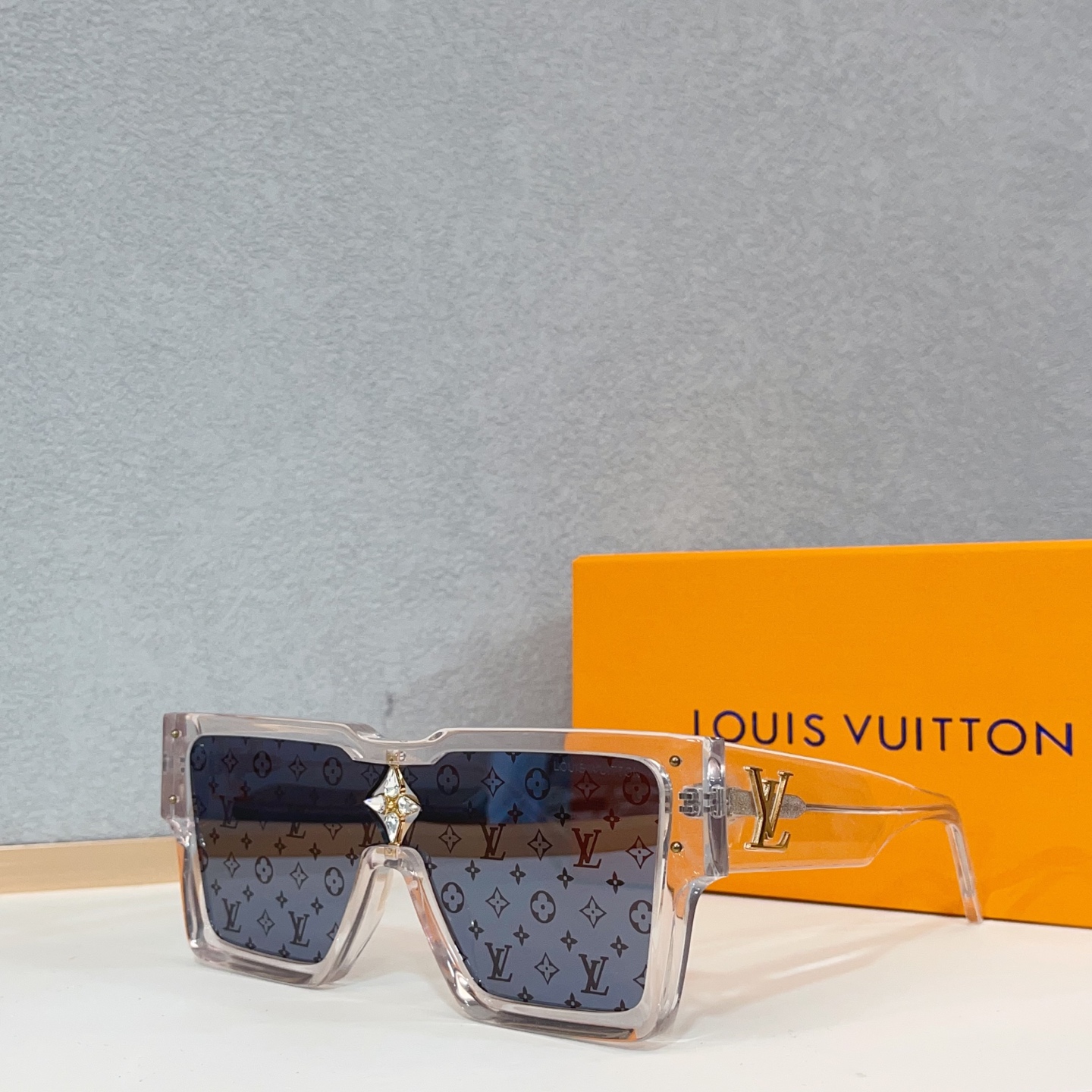 NO:373552,Louis Vuit* official website original one to one Z1578E, size99□1- This Cyclone sunglasses combine square outlines and deep slopes to boldly declare modern style. From deep and light gradient lenses to the color of the frame coincide with the color of the frame. Monogram flowers live on the nose bridge, illuminating the bright light for architectural design. Glasses sunglasses, glasses, louis vuitton19860909路易威*官网原版一比一 Z1578E,size99□1- 本款 Cyclone 太阳眼镜结合方正轮廓和深斜面,大胆宣示摩登风尚.由深及浅的渐变镜片与框架色彩不谋而合, Monogram 花卉栖身鼻梁架,为建筑主义设计点亮璀璨光芒.眼镜墨镜太阳镜,眼镜,louis vuitton,glasses