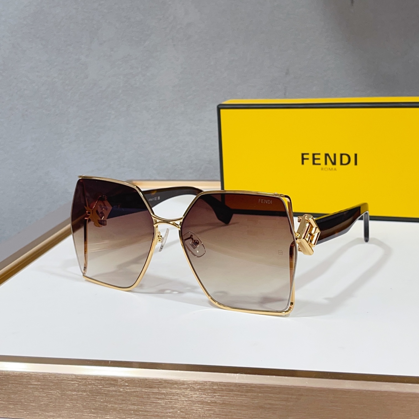 NO:951105,FENDI golden logo, strong texture, small face, FF40220 Size63-18 glasses, sunglasses, sunglasses, glasses, fendi19860909FENDI 金灿灿 logo 质感强 显脸小 FF40220 Size63-18 眼镜墨镜太阳镜,眼镜,fendi,glasses