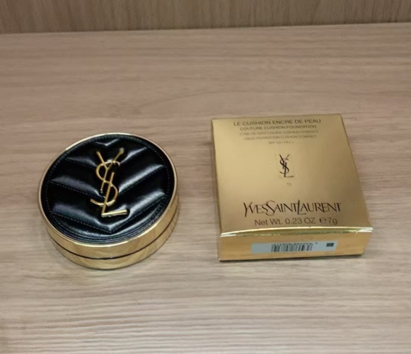 Yves Saint Laurent Le Cushion Encre De Peau Couture Cushion Foundation 1 Yves Saint Laurent Le Cushion Encre De Peau Couture Cushion Foundation
