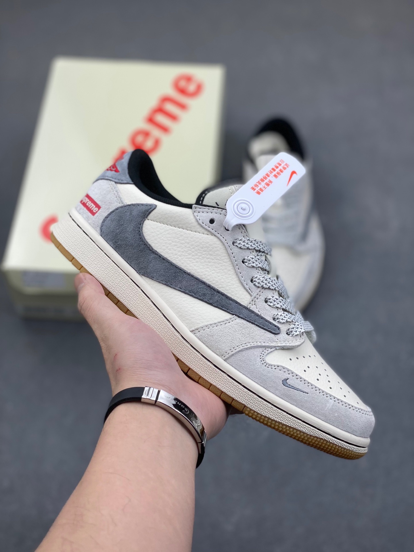 NO:169121,Overseas hot products are available in limited quantities!  Company-level travis scott x fraent design x air 1 low og spun union-- Multi-party joint cooperation combines travis scott's unique musical style, Fujiwara Hiroshi's personalized design style and classic elements of the brand make it a pair of shoes with unique identity and value. The fresh and three-dimensional appearance and joint logo highlight their unique identity. This color scheme shows vitality and fashion sense. It is visually eye-catching. The texture and delicate details of the shoe body make it look high-end and full of style. This 