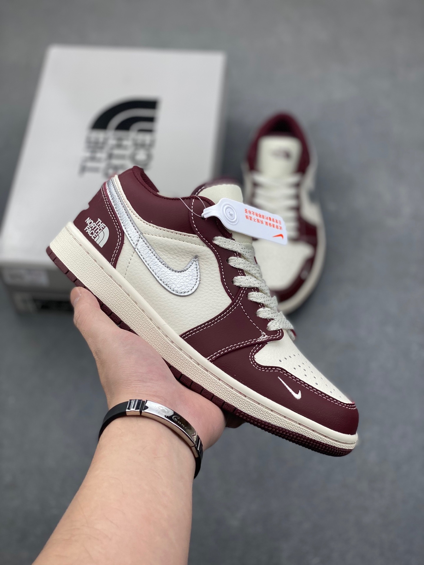 NO:169125,Exclusive real shot air 1 low1 Qiao1 low-top casual board shoes synchronous official color scheme The only exclusive top-layer leather in the market to create original shoes original archive development Original leather material Original punched toe correct rubber insole Four-wire pull-up original woven mark tongue high elastic sponge filling Official item number: xx2422-022 Size: 36 36.5 37.5 38 38.5 39 40 40.5 41 42 42 42.5 43 44 45, casual shoes/sports shoes, sneakers19860909独家实拍 air 1 low1乔1低帮休闲板鞋 同步官方配色 市场唯一独家头层皮打造 原鞋原档案开发 原厂皮料 原档冲孔鞋头 正确满胶鞋垫 四线拉帮 原厂织唛标 鞋舌高弹海绵填充 官方货号:xx2422-022 尺码:36 36.5 37.5 38 38.5 39 40 40.5 41 42 42 42.5 43 44 45,休闲鞋/运动鞋,sneakers,Women's Shoes