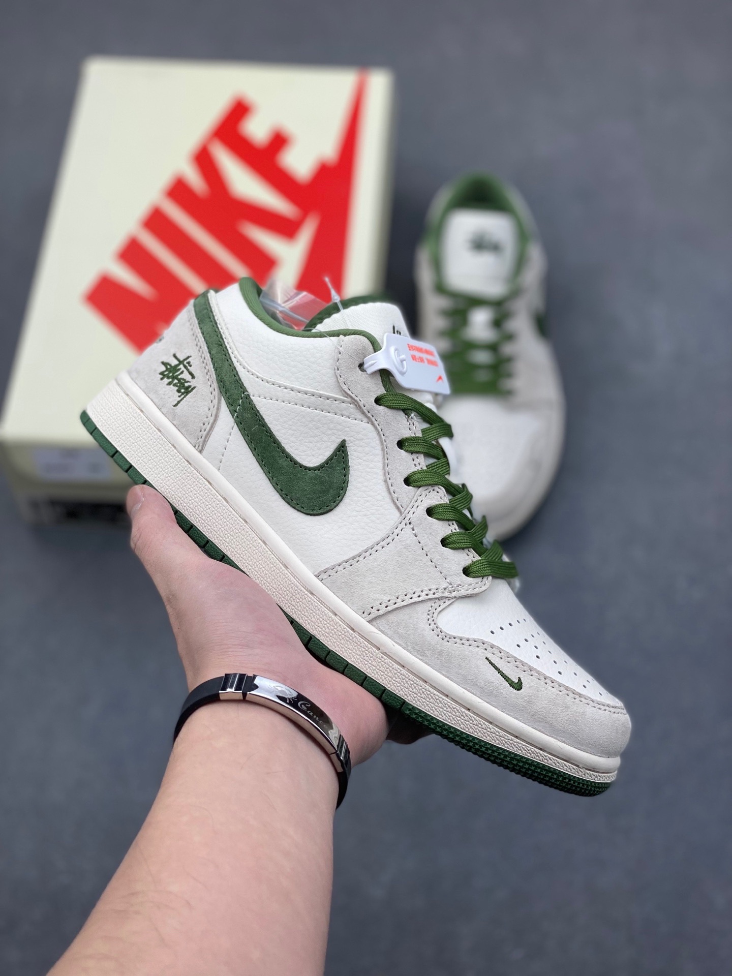 NO:169131,Exclusive real shot air 1 low 1 Qiao1 Co-branded - Milu Zhuba High-end customization Low-top retro basketball shoes dm5688-102 #Customized shoe box Large factory pure original quality shipment Ultra high cleanliness The leather is clean and has no burrs. Perfect details Size 36 36.5 37.5 38 38.5 39 40 40.5 41 42 42.5 43 44 44.5 45, casual shoes/sports shoes, sneakers19860909独家实拍air 1 low 1 乔1 联名-米绿猪八 高端定制 低帮复古篮球鞋 dm5688-102 #定制鞋盒 大厂纯原品质出货 超高清洁度 皮料切割干净无任何毛边 细节完美 尺码36 36.5 37.5 38 38.5 39 40 40.5 41 42 42.5 43 44 44.5 45,休闲鞋/运动鞋,sneakers,Women's Shoes