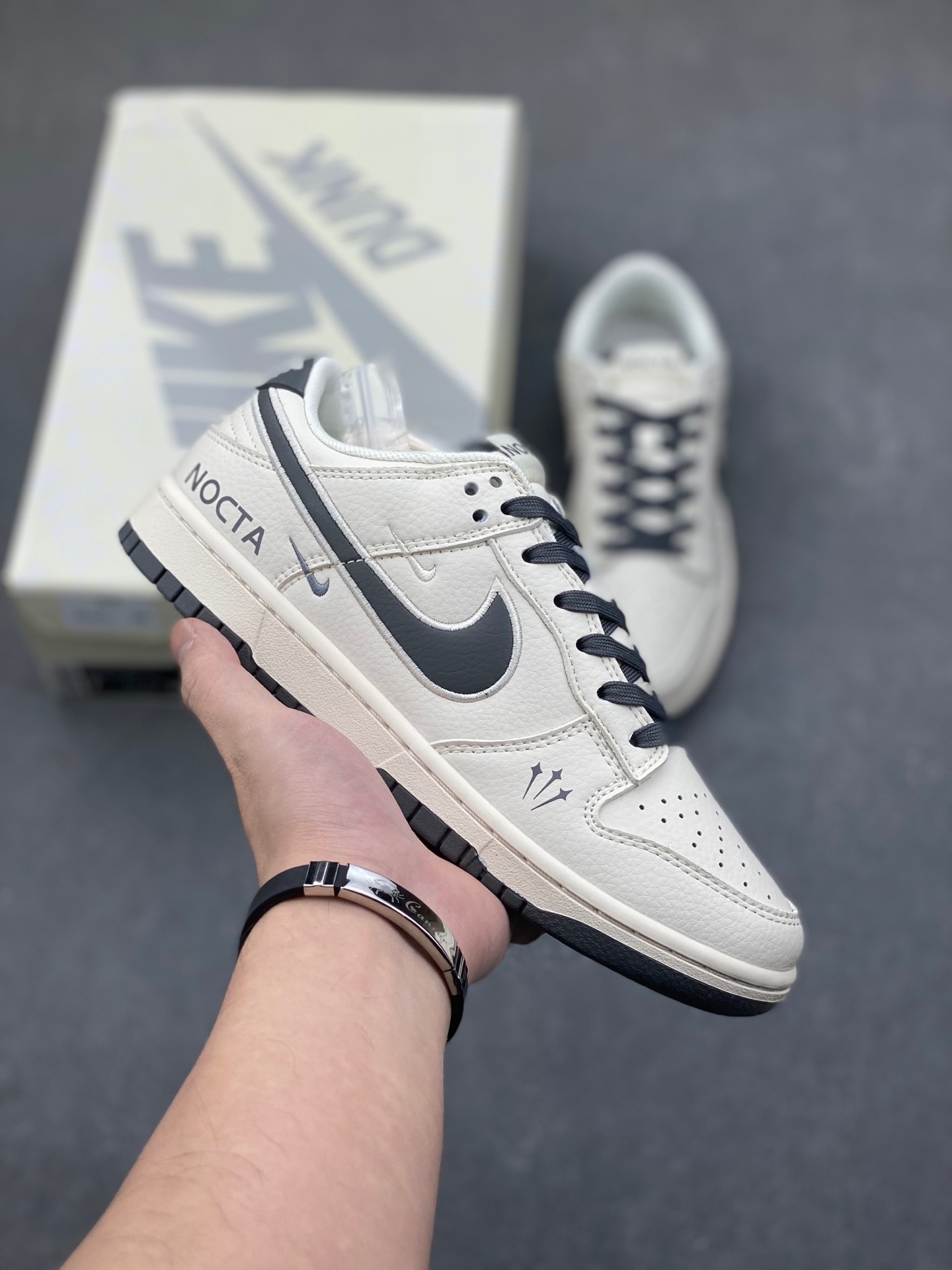 NO:169137,Exclusive real shot nk sb dunk low nocta-beam white and black hooks, anniversary high-end customization, low-top casual board shoes dq1098-389 #Customized shoe box, shipped in the big factory pure original quality, ultra high cleanliness, clean leather cut without any burrs, perfect details Size 36 36.5 37.5 38 38.5 39 40 40.5 41 42 42.5 43 44 44.5 45, casual shoes/sports shoes, sneakers19860909独家实拍nk sb dunk low nocta-米白黑勾 周年高端定制 低帮休闲板鞋 dq1098-389 #定制鞋盒 大厂纯原品质出货 超高清洁度 皮料切割干净无任何毛边 细节完美 尺码36 36.5 37.5 38 38.5 39 40 40.5 41 42 42.5 43 44 44.5 45,休闲鞋/运动鞋,sneakers,Women's Shoes