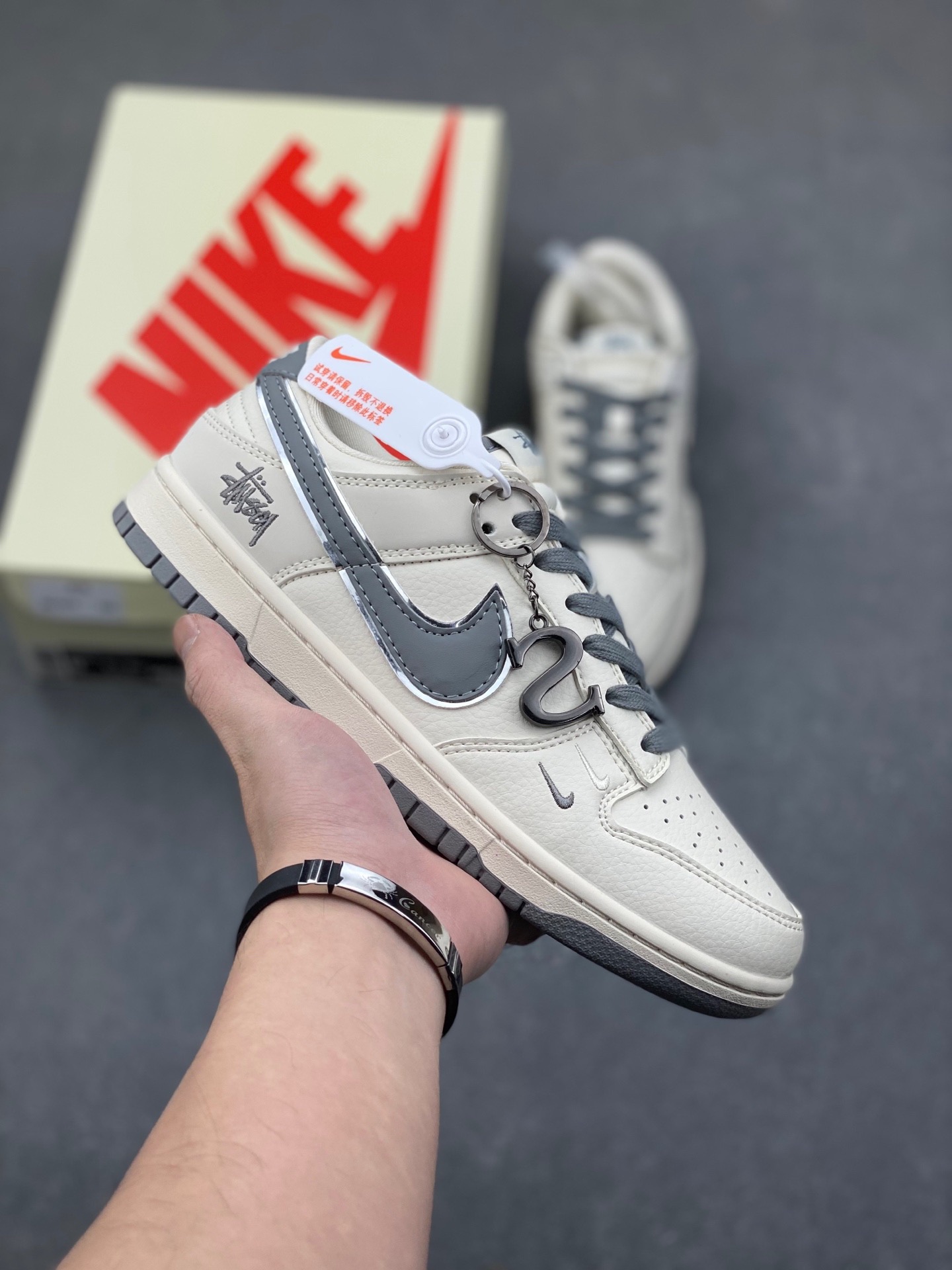 NO:169144,Exclusive real shot nk sb dunk low Stussi co-branded - beige dark gray hook Anniversary high-end customization Low top casual board shoes dq1098-382 #Customized shoe box Large factory pure original quality shipment Ultra high cleanliness The leather is clean and has no burrs Perfect details Size 36 36.5 37.5 38 38.5 39 40 40.5 41 42 42.5 43 44 44.5 45, casual shoes/sports shoes, sneakers19860909独家实拍nk sb dunk low 斯图西联名-米白深灰勾 周年高端定制 低帮休闲板鞋 dq1098-382 #定制鞋盒 大厂纯原品质出货 超高清洁度 皮料切割干净无任何毛边 细节完美 尺码36 36.5 37.5 38 38.5 39 40 40.5 41 42 42.5 43 44 44.5 45,休闲鞋/运动鞋,sneakers,Women's Shoes