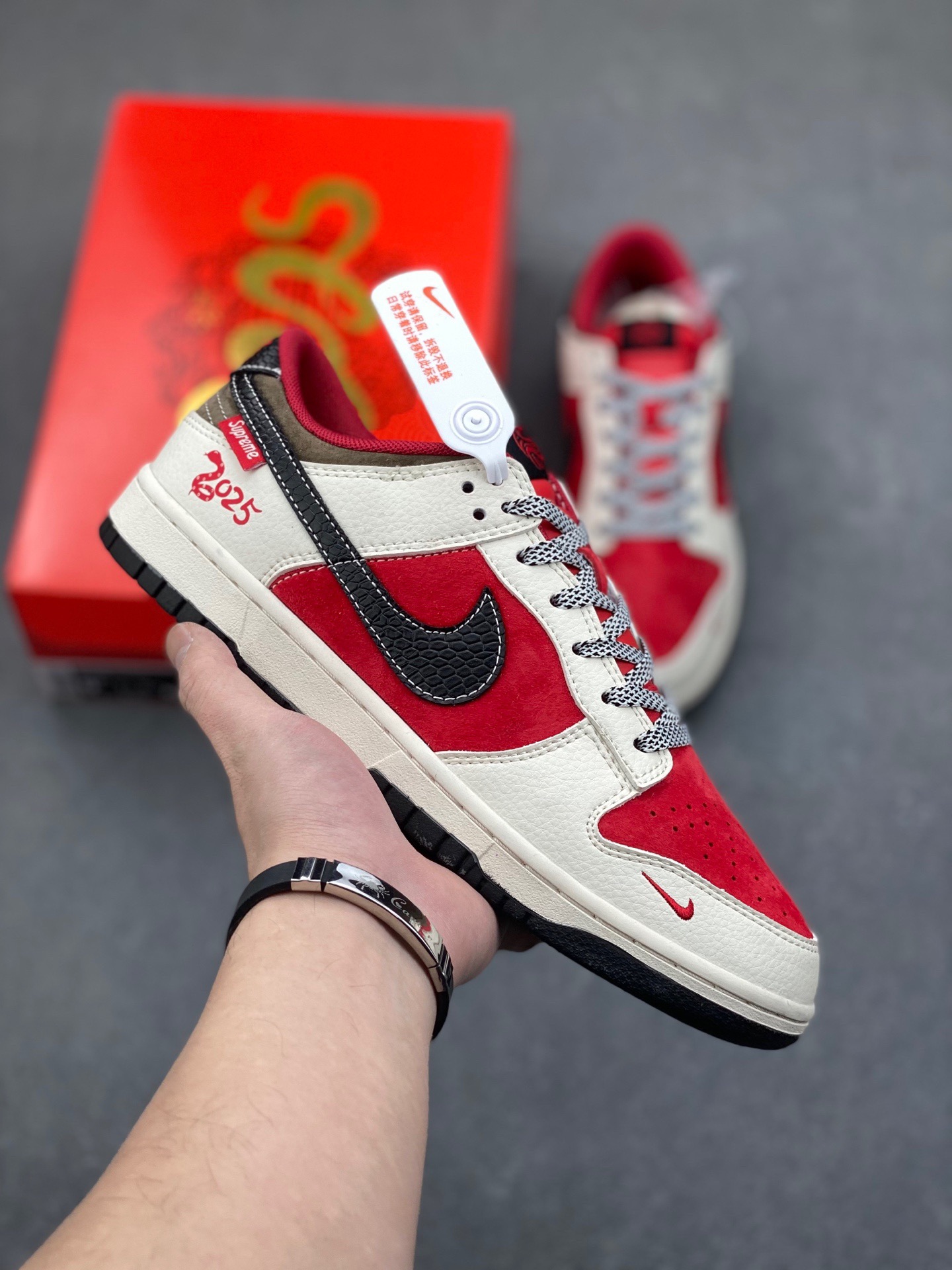 NO:169184,Exclusive real shot nk dunk low retro custom low top casual sports shoes original head layer material The materials are absolutely unambiguous. The exclusive distillation processing brings a better visual and foot experience. Cleanliness. Electric embroidery process. The leather is cut clean without any burrs. The details are perfect. Article number: xf8698-041. Size: 36 36.5 37.5 38 38.5 39 40 40.5 41 42 42.5 43 44 45. Casual shoes/sports shoes, sneakers19860909独家实拍nk dunk low retro 蛇年定制低帮休闲运动板鞋原装头层材料 用料绝不含糊 独家版型蒸餾加工帶來的是更好的视觉和脚感体验 清洁度 电绣工艺 皮料切干净无任何毛边 细节完美 货号:xf8698-041 尺码:36 36.5 37.5 38 38.5 39 40 40.5 41 42 42.5 43 44 45,休闲鞋/运动鞋,sneakers,Women's Shoes