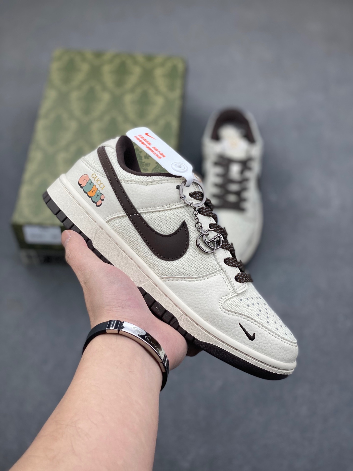 NO:169188,Exclusive real shot nk sb dunk low Gucci co-brown hook cloth anniversary high-end customization low top casual board shoes dq1098-375 #customized shoe box big factory pure original quality shipment Ultra high cleanliness leather clean cut without any burrs Perfect details Size 36 36.5 37.5 38 38.5 39 40 40.5 41 42 42.5 43 44 44.5 45, casual shoes/sports shoes, gucci, sneakers19860909独家实拍nk sb dunk low 古驰联名-米白棕勾织布 周年高端定制 低帮休闲板鞋 dq1098-375 #定制鞋盒 大厂纯原品质出货 超高清洁度 皮料切割干净无任何毛边 细节完美 尺码36 36.5 37.5 38 38.5 39 40 40.5 41 42 42.5 43 44 44.5 45,休闲鞋/运动鞋,gucci,sneakers,Women's Shoes
