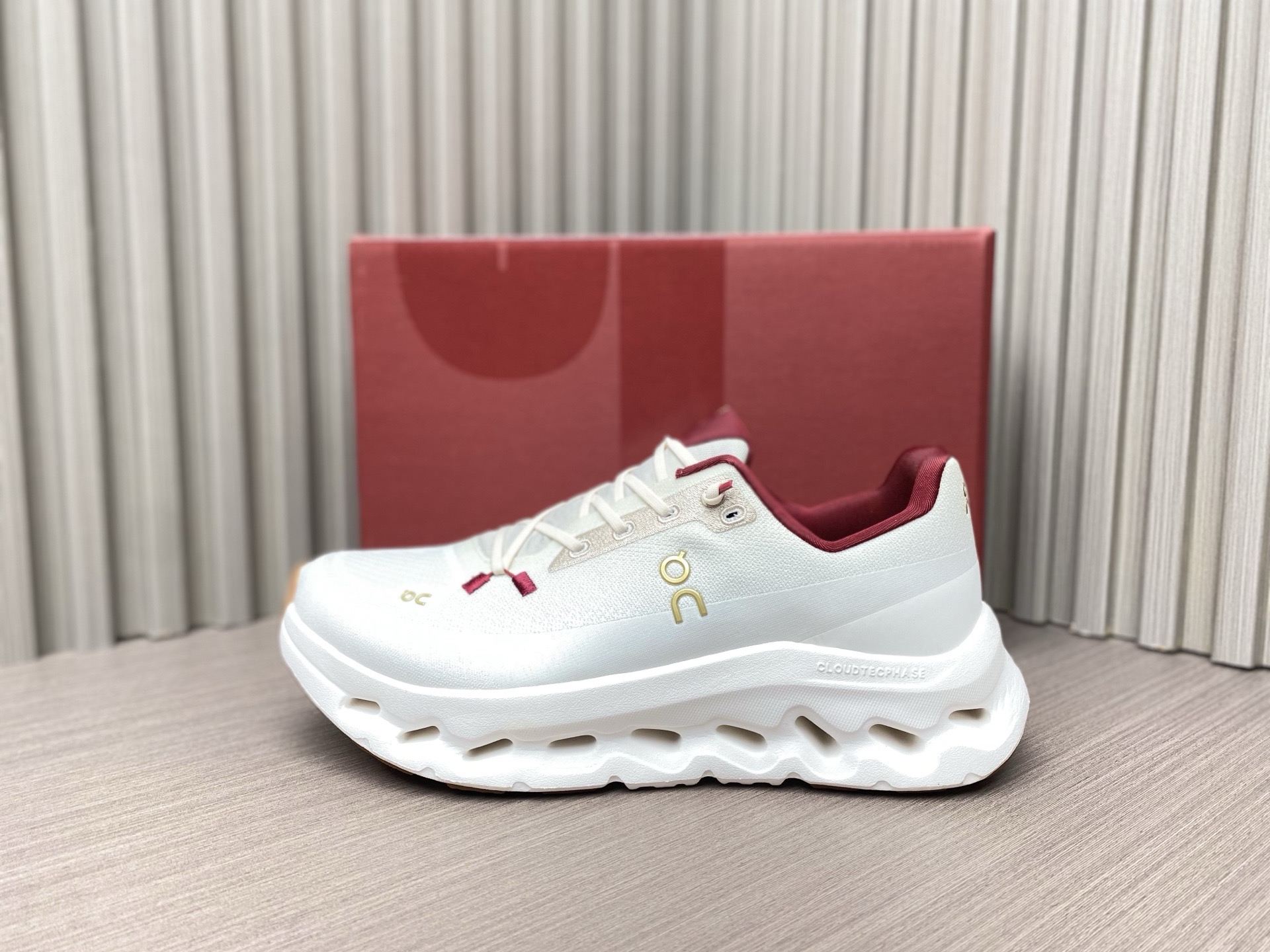 NO:238243,Snake Year Limited (36~47) [Pure Origin] On Aopa Cloudtilt Snake Year Limited Edition Fashionable non-slip and wear-resistant low-top casual running shoes Ivory white on Aopa Cloudtilt is made of polyester yarn material and original color yarn process. Soft and breathable cloudtilt is equipped with cloudtec phase patented sole   soft midsole design, creating an excellent cushioning effect. The soft rebound feels like stepping on a cloud. Wearing cloudtilt can enjoy the pleasant experience brought by comfort and fashion whether you are commuting to work, shopping, or outdoor sports.  Sizes 36, 36.5, 37, 37.5, 38, 38.5, 39, 40, 40.5, 41, 42, 42.5, 43, 44, 44.5, 45, 46, 47, casual shoes/sports shoes, christian louboutin, sneakers19860909蛇年限定（36～47）【纯原】on昂跑 cloudtilt 蛇年限定版 时尚防滑耐磨 低帮 休闲跑步鞋 象牙白 on昂跑 on cloudtilt 采用聚酯纱线材料 原抽色纱工艺制成鞋面 柔软透气 cloudtilt 搭载了cloudtec phase专利鞋底 软弹中底设计,造就极佳缓震效果 每行走一步感受到的柔软回弹 仿佛踩在云朵上一样 穿着cloudtilt 无论是通勤上班、逛街购物、还是户外运动 都能享受舒适与时尚带来的愉悦体验. 尺码36、36.5、37、37.5、38、38.5、39、40、40.5、41、42、42.5、43、44、44.5、45、46、47,休闲鞋/运动鞋,christian louboutin,sneakers,Women's Shoes