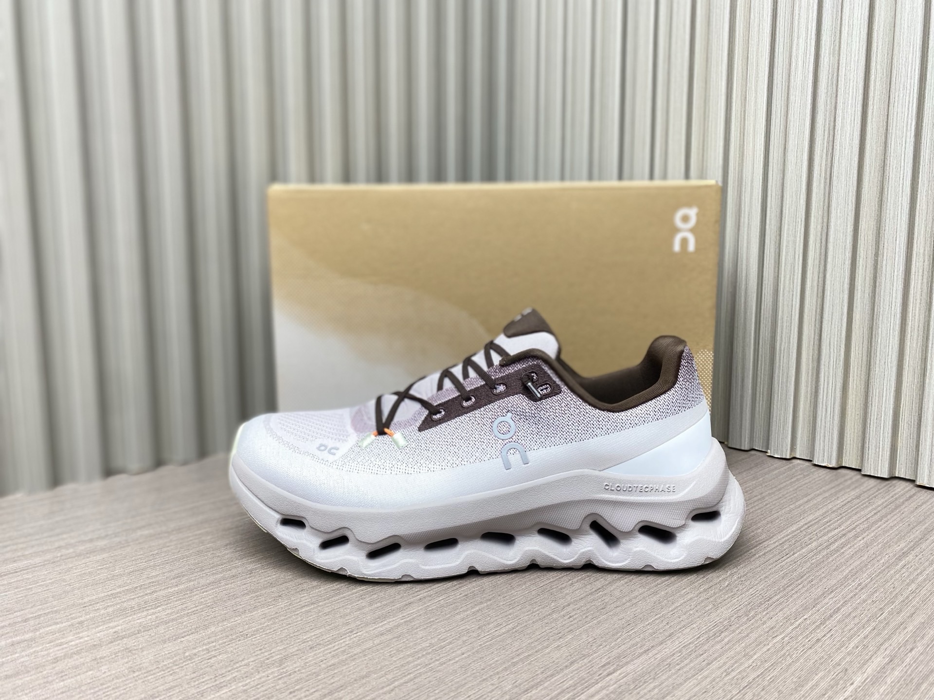 NO:238232,White brown (36~47) [Pure Origin] On cloudtilt Fashion, non-slip and wear-resistant, low-top casual running shoes on cloudtilt is made of polyester yarn material and original color yarn process. Soft and breathable cloudtilt is equipped with cloudtec phase patented sole   soft midsole design, creating an excellent cushioning effect. The soft rebound felt by every step of walking is as if stepping on a cloud. Wearing cloudtilt can enjoy the pleasant experience brought by comfort and fashion whether you are commuting to work, shopping, or outdoor sports.  Sizes 36, 36.5, 37, 37.5, 38, 38.5, 39, 40, 40.5, 41, 42, 42.5, 43, 44, 44.5, 45, 46, 47, casual shoes/sports shoes, christian louboutin, sneakers19860909白褐（36～47）【纯原】on昂跑 on cloudtilt 时尚防滑耐磨 低帮 休闲跑步鞋 on昂跑 on cloudtilt 采用聚酯纱线材料 原抽色纱工艺制成鞋面 柔软透气 cloudtilt 搭载了cloudtec phase专利鞋底 软弹中底设计,造就极佳缓震效果 每行走一步感受到的柔软回弹 仿佛踩在云朵上一样 穿着cloudtilt 无论是通勤上班、逛街购物、还是户外运动 都能享受舒适与时尚带来的愉悦体验. 尺码36、36.5、37、37.5、38、38.5、39、40、40.5、41、42、42.5、43、44、44.5、45、46、47,休闲鞋/运动鞋,christian louboutin,sneakers,Women's Shoes