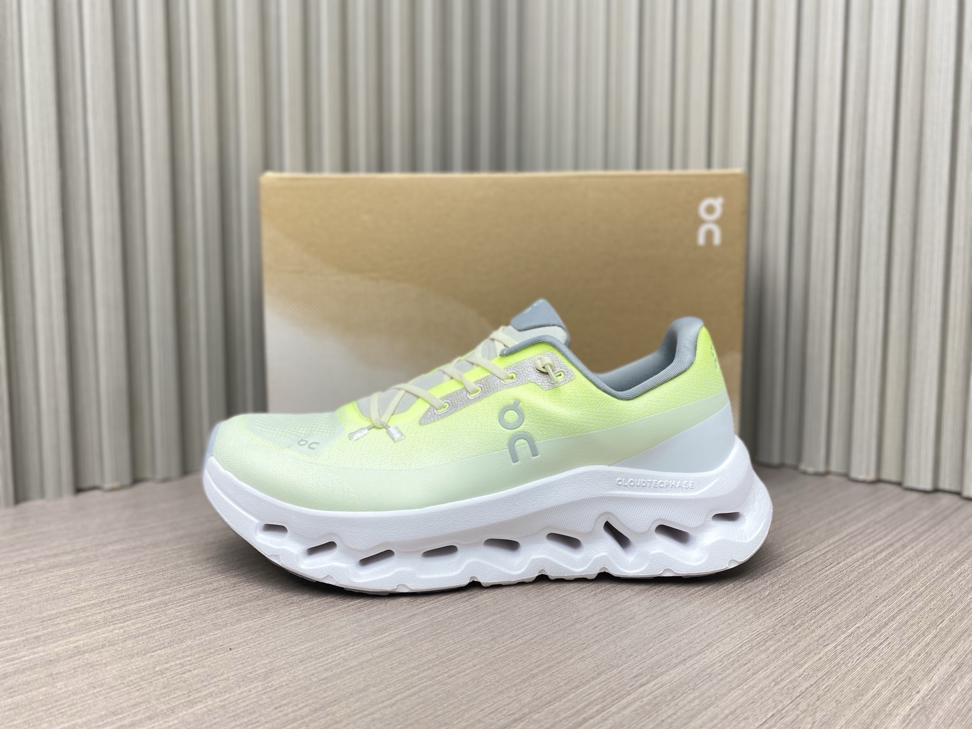 NO:238249,White and green (36~47) [Pure Original] On cloudtilt Fashion, non-slip and wear-resistant, low-top casual running shoes on cloudtilt is made of polyester yarn material and original color yarn process. Soft and breathable cloudtilt is equipped with cloudtec phase patented sole   soft midsole design, creating an excellent cushioning effect. The soft rebound felt by every step of walking is as if stepping on a cloud. Wearing cloudtilt can enjoy the pleasant experience brought by comfort and fashion whether you are commuting to work, shopping, or outdoor sports.  Sizes 36, 36.5, 37, 37.5, 38, 38.5, 39, 40, 40.5, 41, 42, 42.5, 43, 44, 44.5, 45, 46, 47, casual shoes/sports shoes, christian louboutin, sneakers19860909白绿（36～47）【纯原】on昂跑 on cloudtilt 时尚防滑耐磨 低帮 休闲跑步鞋 on昂跑 on cloudtilt 采用聚酯纱线材料 原抽色纱工艺制成鞋面 柔软透气 cloudtilt 搭载了cloudtec phase专利鞋底 软弹中底设计,造就极佳缓震效果 每行走一步感受到的柔软回弹 仿佛踩在云朵上一样 穿着cloudtilt 无论是通勤上班、逛街购物、还是户外运动 都能享受舒适与时尚带来的愉悦体验. 尺码36、36.5、37、37.5、38、38.5、39、40、40.5、41、42、42.5、43、44、44.5、45、46、47,休闲鞋/运动鞋,christian louboutin,sneakers,Women's Shoes