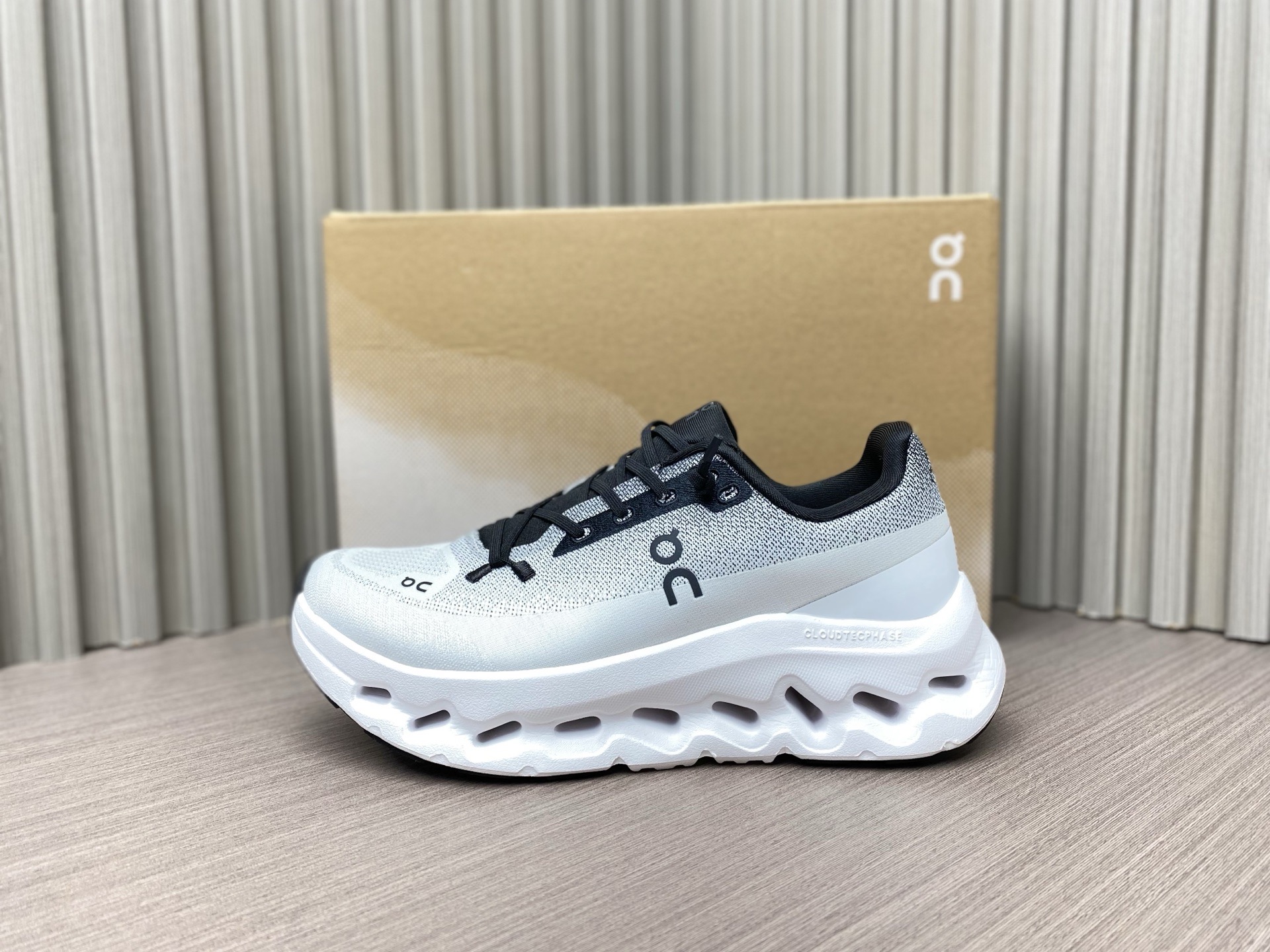 NO:238234,White and black (36~47) [Pure original] on cloudtilt Fashion, non-slip and wear-resistant, low-top casual running shoes on cloudtilt is made of polyester yarn material and original color yarn process. Soft and breathable cloudtilt is equipped with cloudtec phase patented sole   soft midsole design, creating an excellent cushioning effect. The soft rebound felt by every step of walking is as if stepping on a cloud. Wearing cloudtilt can enjoy the pleasant experience brought by comfort and fashion whether you are commuting to work, shopping, or outdoor sports.  Sizes 36, 36.5, 37, 37.5, 38, 38.5, 39, 40, 40.5, 41, 42, 42.5, 43, 44, 44.5, 45, 46, 47, casual shoes/sports shoes, christian louboutin, sneakers19860909白黑（36～47）【纯原】on昂跑 on cloudtilt 时尚防滑耐磨 低帮 休闲跑步鞋 on昂跑 on cloudtilt 采用聚酯纱线材料 原抽色纱工艺制成鞋面 柔软透气 cloudtilt 搭载了cloudtec phase专利鞋底 软弹中底设计,造就极佳缓震效果 每行走一步感受到的柔软回弹 仿佛踩在云朵上一样 穿着cloudtilt 无论是通勤上班、逛街购物、还是户外运动 都能享受舒适与时尚带来的愉悦体验. 尺码36、36.5、37、37.5、38、38.5、39、40、40.5、41、42、42.5、43、44、44.5、45、46、47,休闲鞋/运动鞋,christian louboutin,sneakers,Women's Shoes