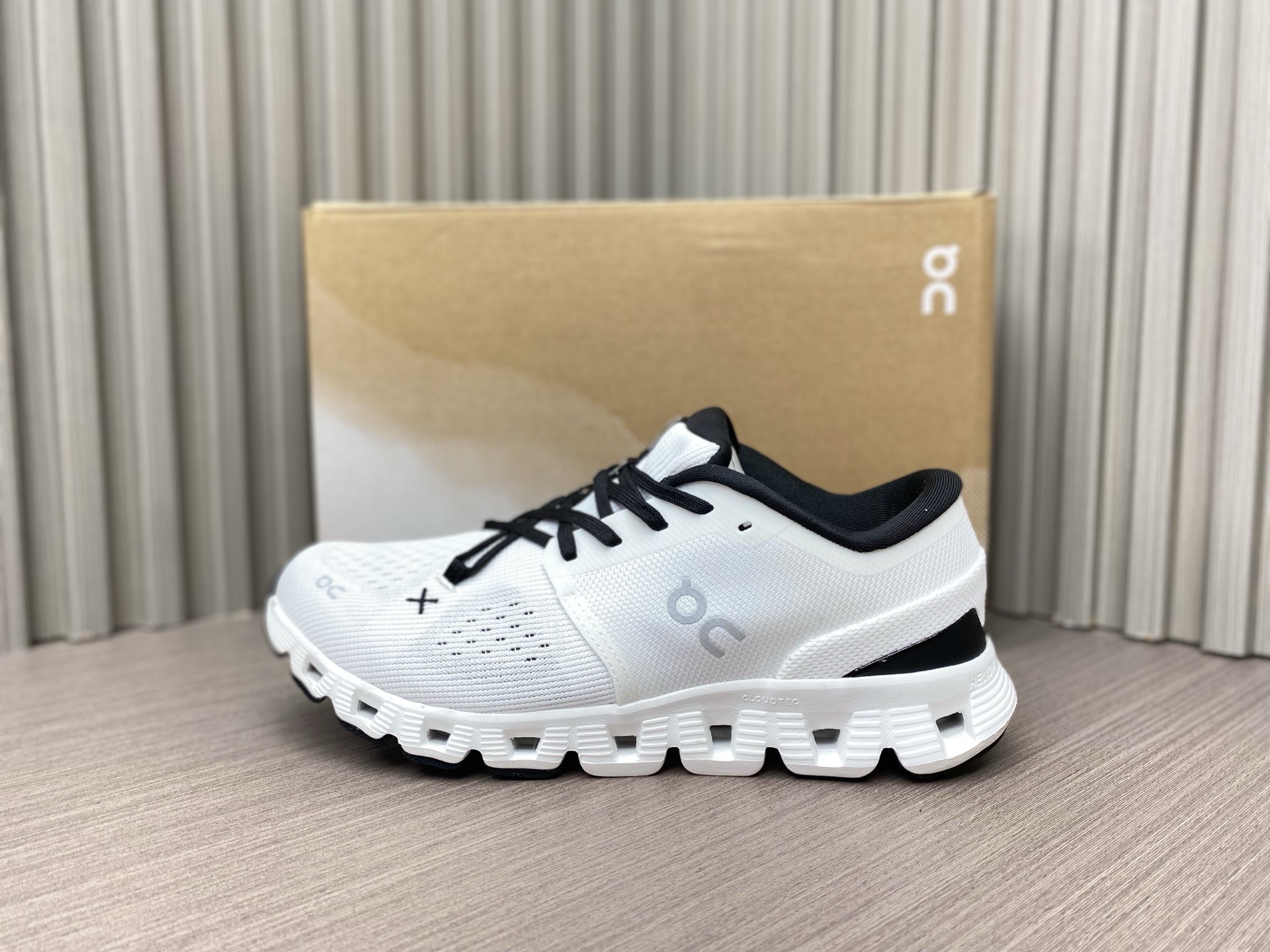 NO:238244,White and black (36～47) [Pure original] on the cloud x 4 comfortable and lightweight, anti-slip, wear-resistant support balance, low top training shoes on the cloud x 4 adopt mesh upper, original color yarn dyeing technology, soft and breathable, upgraded x-shaped speedboard speed board, free bending, flexible steering cloud x 4 The midsole uses helion superfoam foam midsole to create excellent cushioning effect, soft rebound felt every step of walking, wearing cloud x 4 can enjoy the pleasant experience of comfort and fashion whether you are commuting to work, shopping, or outdoor sports.  Sizes 36, 36.5, 37, 37.5, 38, 38.5, 39, 40, 40.5, 41, 42, 42.5, 43, 44, 44.5, 45, 46, 47, casual shoes/sports shoes, christian louboutin, sneakers19860909白黑（36～47）【纯原】on昂跑 cloud x 4 舒适轻盈 防滑耐磨支撑平衡 低帮 训练鞋 on昂跑 cloud x 4 采用网眼鞋面 原抽色纱染技术 柔软透气 升级x形speedboard速度板 自由弯曲、灵活转向 cloud x 4 中底采用helion superfoam泡棉中底 造就极佳缓震效果 每行走一步感受到的柔软回弹 穿着cloud x 4无论是通勤上班、逛街购物、还是户外运动 都能享受舒适与时尚带来的愉悦体验. 尺码36、36.5、37、37.5、38、38.5、39、40、40.5、41、42、42.5、43、44、44.5、45、46、47,休闲鞋/运动鞋,christian louboutin,sneakers,Women's Shoes