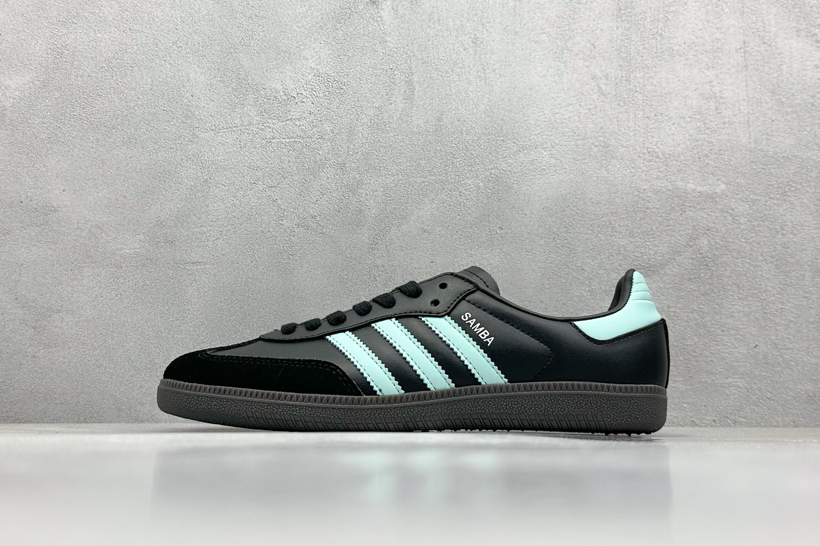 NO:224299,adidas samba og Retro samba shoes This samba shoes showcases high quality craftsmanship with decorative super lock sewing and seamless feel Soft, soft leather styling and iconic 3 stripes complete a delicate look Regular fit laces Suede insoles on the upper Rubber sole Enjoy the soft orthodontic sleeves Has been winning fans since its debut in the 1950s size35.5-45, casual shoes/sports shoes, adidas, manolo blahnik, sneakers19860909adidas samba og 复古桑巴板鞋 这款桑巴鞋展示了高质量的工艺 带有装饰的超锁缝制和无缝的手感 柔软、柔软的皮革造型和标志性的3条纹完成了精致的外观 正规合身鞋带 鞋面上有绒面鞋垫 橡胶鞋底 享受正畸套筒软感 自50年代首次亮相以来就一直在赢得粉丝的青睐 size35.5-45,休闲鞋/运动鞋,adidas,manolo blahnik,sneakers,Women's Shoes