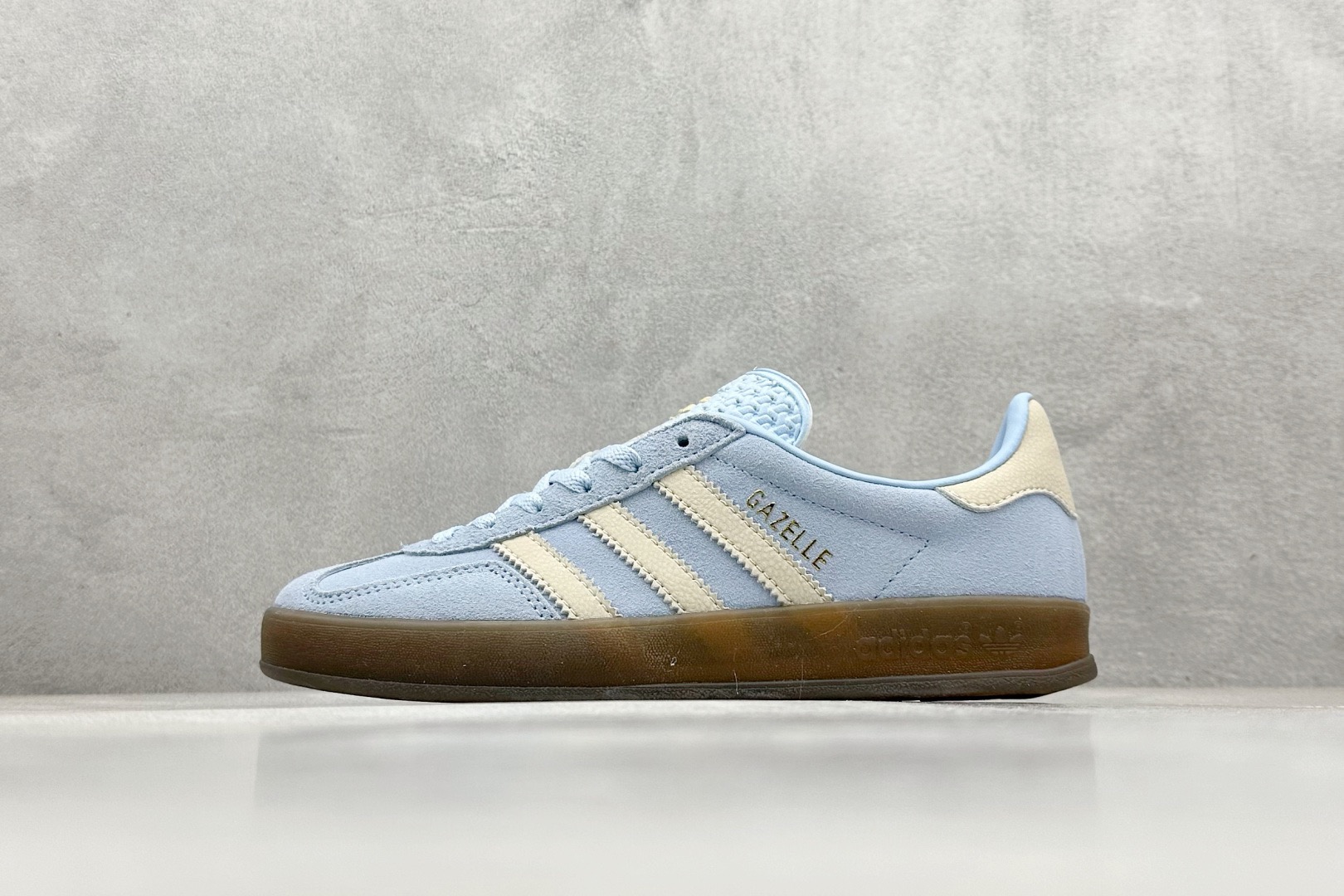 NO:224313,adidas originals gazelle blue and white This shoe continues the tradition of rubber outsole and classic styles. The premium suede upper and the iconic 3 stripes feature bright contrasting colors to bring a playful and expressive finish to the tried-and-tested look. size35.5 36 36.5 37 38 38.5 39 40 40.5 41 42 42.5 43 44 44.5 45, casual shoes/sports shoes, adidas, sneakers19860909adidas originals gazelle 蓝白 此款鞋延续了橡胶外底和经典款式的传统.优质绒面革鞋面和标志性的3条纹采用明亮的对比色,为久经考验的外观带来俏皮、富有表现力的饰面. size35.5 36 36.5 37 38 38.5 39 40 40.5 41 42 42.5 43 44 44.5 45,休闲鞋/运动鞋,adidas,sneakers,Women's Shoes