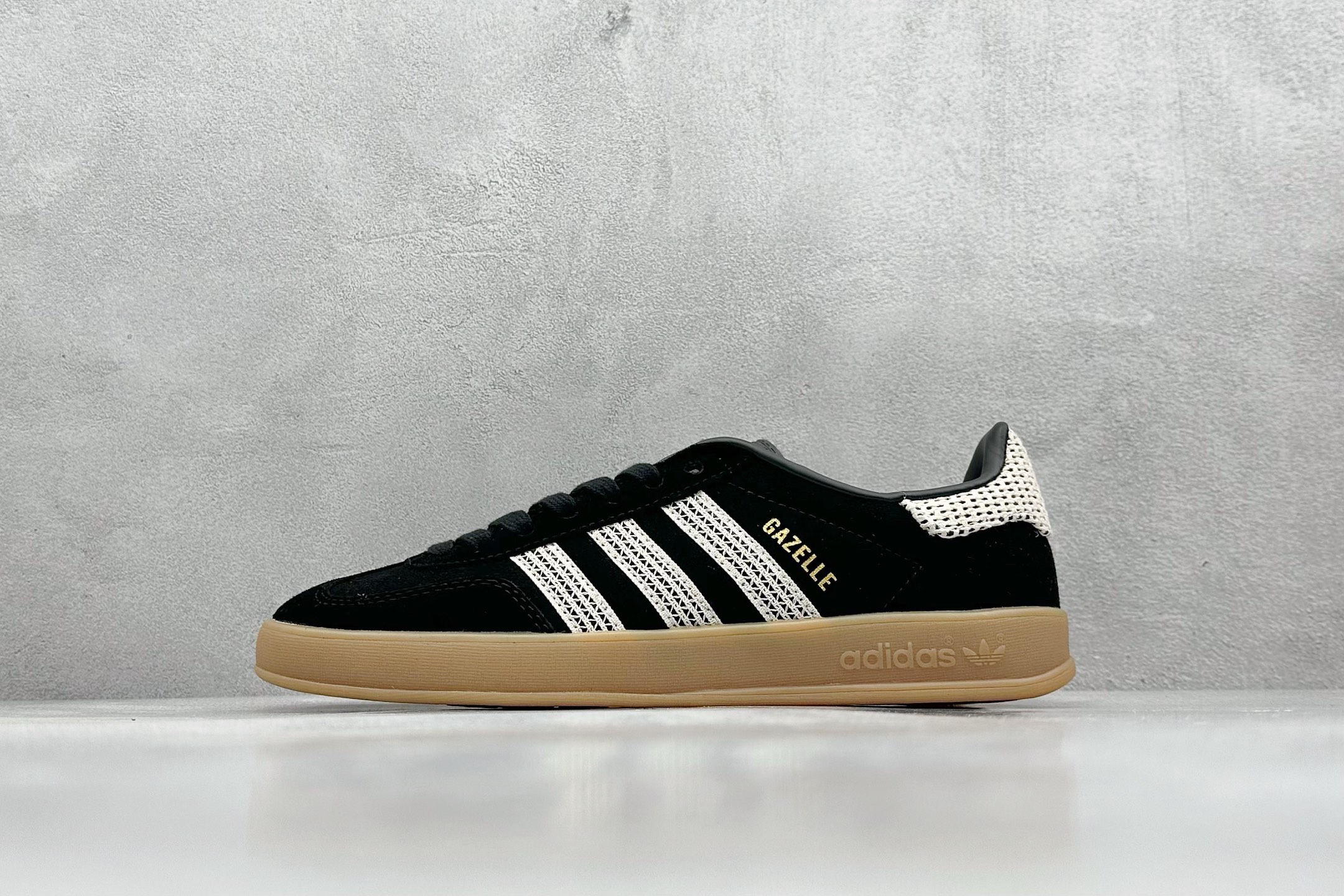 NO:224318,ad gazelle inside trainers 白际官网彩彩彩彩彩彩彩彩彩彩彩彩彩彩彩彩彩彩彩彩彩彩彩彩彩彩彩彩彩彩彩彩彩彩彩�  Since its launch with football training uppers in the 1960s, gazelle has swept the world with its classic design. The 1991 version recreates the classic gazelle. It is made of leather and matched with turbid details to make this classic simpler. Size 35-45, casual shoes/sports shoes, sneakers19860909ad gazelle indoor trainers 羚羊内训系列低帮复古百搭休闲运动德训风板鞋 90年代经典的版！自60年代以足球训练鞋面世以来,gazelle就以其经典设计席卷全球.1991年版本的,再造经典gazelle.采用皮革打造,搭配浊色细节,让这款经典更加简约. 尺码35-45,休闲鞋/运动鞋,sneakers,Women's Shoes