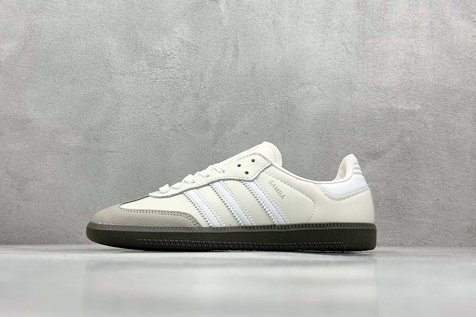 NO:224338,addis original samba og Retro samba shoes This samba shoes showcases high quality craftsmanship Super lock sewing with decor and seamless feel Soft, soft leather styling and iconic 3 stripes complete a delicate look Regular fit laces Suede insoles on the upper Rubber sole Enjoy the soft orthodontic sleeves Has won fans since its debut in the 1950s Size 36 36.5 37 38 38.5 39 40 40.5 41 42 42.5 43 44 45, casual shoes/sneakers, manolo blahnik, sneakers19860909addis original samba og 复古桑巴板鞋 这款桑巴鞋展示了高质量的工艺 带有装饰的超锁缝制和无缝的手感 柔软、柔软的皮革造型和标志性的3条纹完成了精致的外观 正规合身鞋带 鞋面上有绒面鞋垫 橡胶鞋底 享受正畸套筒软感 自50年代首次亮相以来就一直在赢得粉丝的青睐 尺码36 36.5 37 38 38.5 39 40 40.5 41 42 42.5 43 44 45,休闲鞋/运动鞋,manolo blahnik,sneakers,Women's Shoes