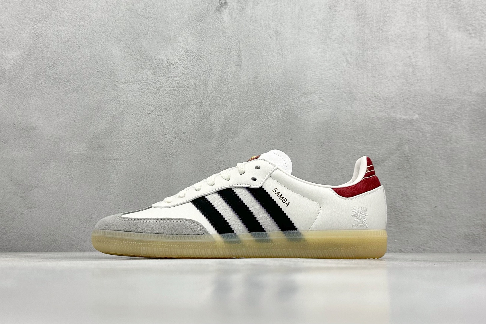 NO:224343,adidas samba og Snake Year Limited Retro Samba Shoes Production from Pure Original Factory This samba shoe shows high quality craftsmanship Super lock sewing with decorative ultra lock sewing and seamless feel Soft, soft leather shape and iconic 3 stripes complete the exquisite look Regular fit laces Suede insoles on the upper Rubber sole Enjoy the soft orthodontic sleeves Has been winning fans since its debut in the 1950s size35.5 36 36.5 37.5 38 38.5 39 40 40.5 41 42 42.5 43 44 44.5 45 46, casual shoes/sneakers, adidas, manolo blahnik, sneakers19860909adidas samba og 蛇年限定 复古桑巴板鞋 纯原大厂出品 这款桑巴鞋展示了高质量的工艺 带有装饰的超锁缝制和无缝的手感 柔软、柔软的皮革造型和标志性的3条纹完成了精致的外观 正规合身鞋带 鞋面上有绒面鞋垫 橡胶鞋底 享受正畸套筒软感 自50年代首次亮相以来就一直在赢得粉丝的青睐 size35.5 36 36.5 37.5 38 38.5 39 40 40.5 41 42 42.5 43 44 44.5 45 46,休闲鞋/运动鞋,adidas,manolo blahnik,sneakers,Women's Shoes