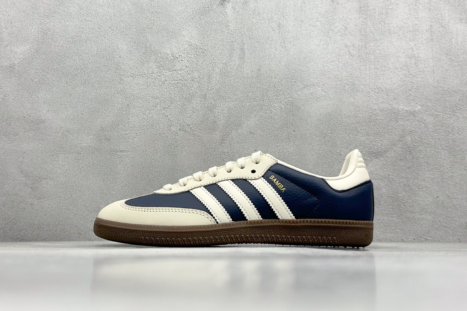 NO:224347,adidas samba og Retro samba shoes This samba shoes showcases high quality craftsmanship with decorative super lock sewing and seamless feel Soft, soft leather styling and iconic 3 stripes complete a delicate look Regular fit laces Suede insoles on the upper Rubber sole Enjoy the soft orthodontic sleeves Has been winning fans since its debut in the 1950s size36-40, casual shoes/sports shoes, adidas, manolo blahnik, sneakers19860909adidas samba og 复古桑巴板鞋 这款桑巴鞋展示了高质量的工艺 带有装饰的超锁缝制和无缝的手感 柔软、柔软的皮革造型和标志性的3条纹完成了精致的外观 正规合身鞋带 鞋面上有绒面鞋垫 橡胶鞋底 享受正畸套筒软感 自50年代首次亮相以来就一直在赢得粉丝的青睐 size36-40,休闲鞋/运动鞋,adidas,manolo blahnik,sneakers,Women's Shoes