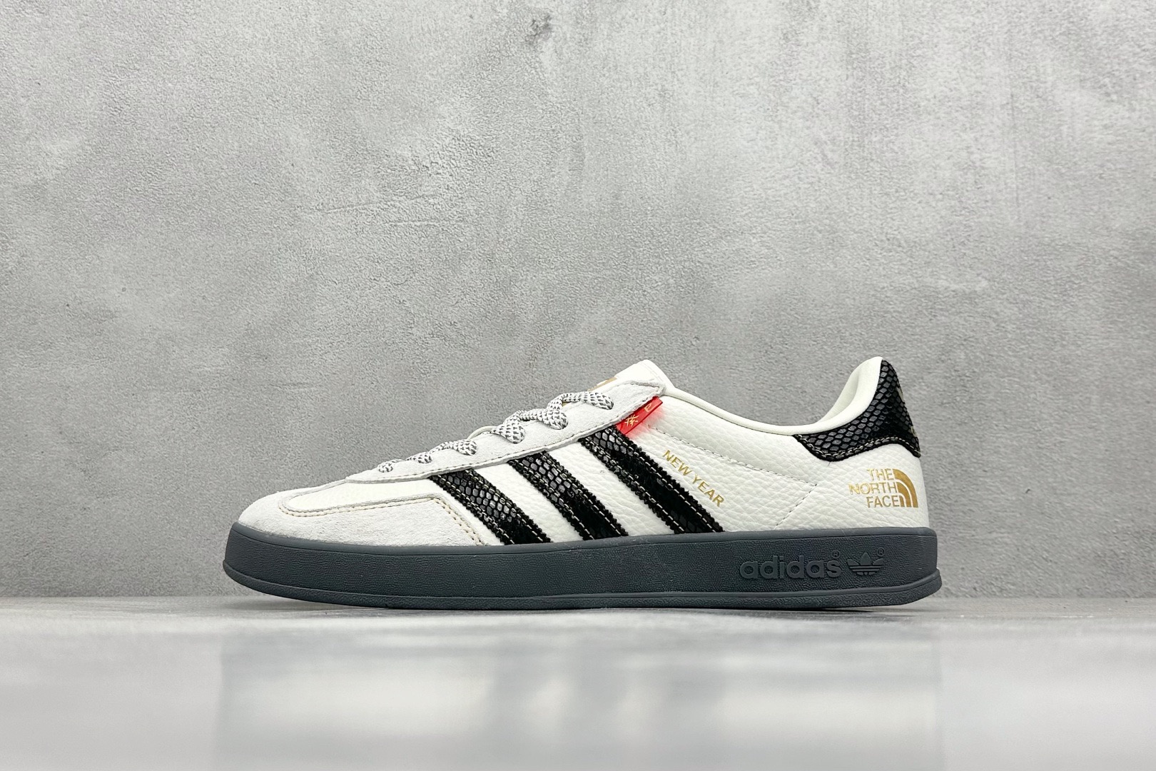 NO:224331,adidas samba og North joint brand Retro samba shoes Production from Pure Original Factory This samba shoes showcases high quality craftsmanship Super lock sewing with decorative ultra lock sewing and seamless feel Soft, soft leather shape and iconic 3 stripes complete the exquisite look Regular fit laces Suede insoles on the upper Rubber sole Enjoy the soft orthodontic sleeves Has won fans since their debut in the 1950s size36 36.5 37.5 38 38.5 39 40 40.5 41 42 42.5 43 44 44.5 45, casual shoes/sports shoes, adidas, manolo blahnik, The North Face, sneakers19860909adidas samba og 北面联名 复古桑巴板鞋 纯原大厂出品 这款桑巴鞋展示了高质量的工艺 带有装饰的超锁缝制和无缝的手感 柔软、柔软的皮革造型和标志性的3条纹完成了精致的外观 正规合身鞋带 鞋面上有绒面鞋垫 橡胶鞋底 享受正畸套筒软感 自50年代首次亮相以来就一直在赢得粉丝的青睐 size36 36.5 37.5 38 38.5 39 40 40.5 41 42 42.5 43 44 44.5 45,休闲鞋/运动鞋,adidas,manolo blahnik,The North Face,sneakers,Women's Shoes