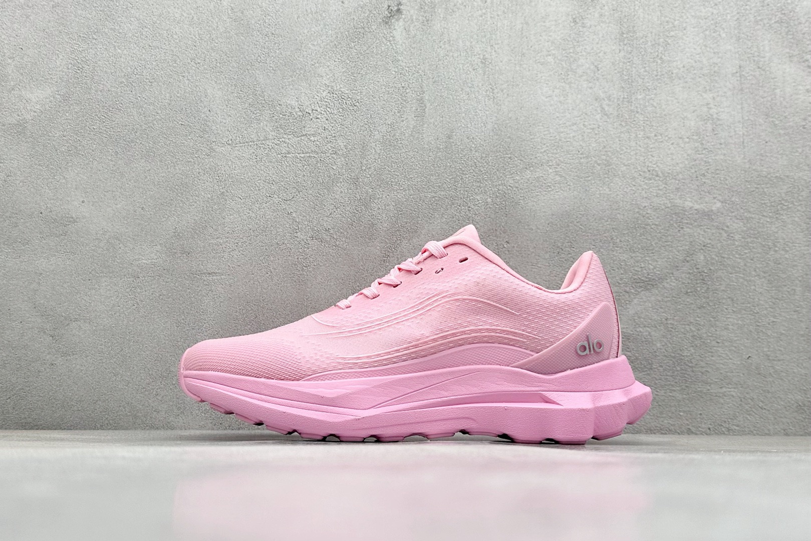 NO:408872,alo 25ss summer new style, thick sole, casual RUNNER sports running shoes, couples, super versatile, super comfortable. Thick sole model, but not heavy at all, thick sole is comfortable and lightweight, and the sole cover looks better. The foot height increases and makes the legs look thinner!  The same style as the celebrity is recommended ~ Super suitable for small girls ~ the overall shoes are also classic color-blocking and contrasting colors with the delicate leather texture of the upper upper. The upper material is original mold opening process mesh. The outsole IP foaming ultra-clear material bottom rubber non-slip size 36-40, casual shoes/sports shoes, sneakers19860909alo 25ss夏季新款 厚底 休闲 RUNNER 运动跑步鞋 情侣 上脚超级百搭 超级舒适.厚底款但是上脚一点都不沉重 厚底舒适非常轻便 套上袜套搭配更好看 上脚增高显腿细！ 明星同款推荐～超级适合小个子女生～鞋子整体也是经典的拼色撞色设计搭配鞋面细腻的真皮纹路肌理感 鞋面材质原版开模工艺网面 大底IP发泡超清料底片橡胶防滑 尺码36-40,休闲鞋/运动鞋,sneakers,Women's Shoes