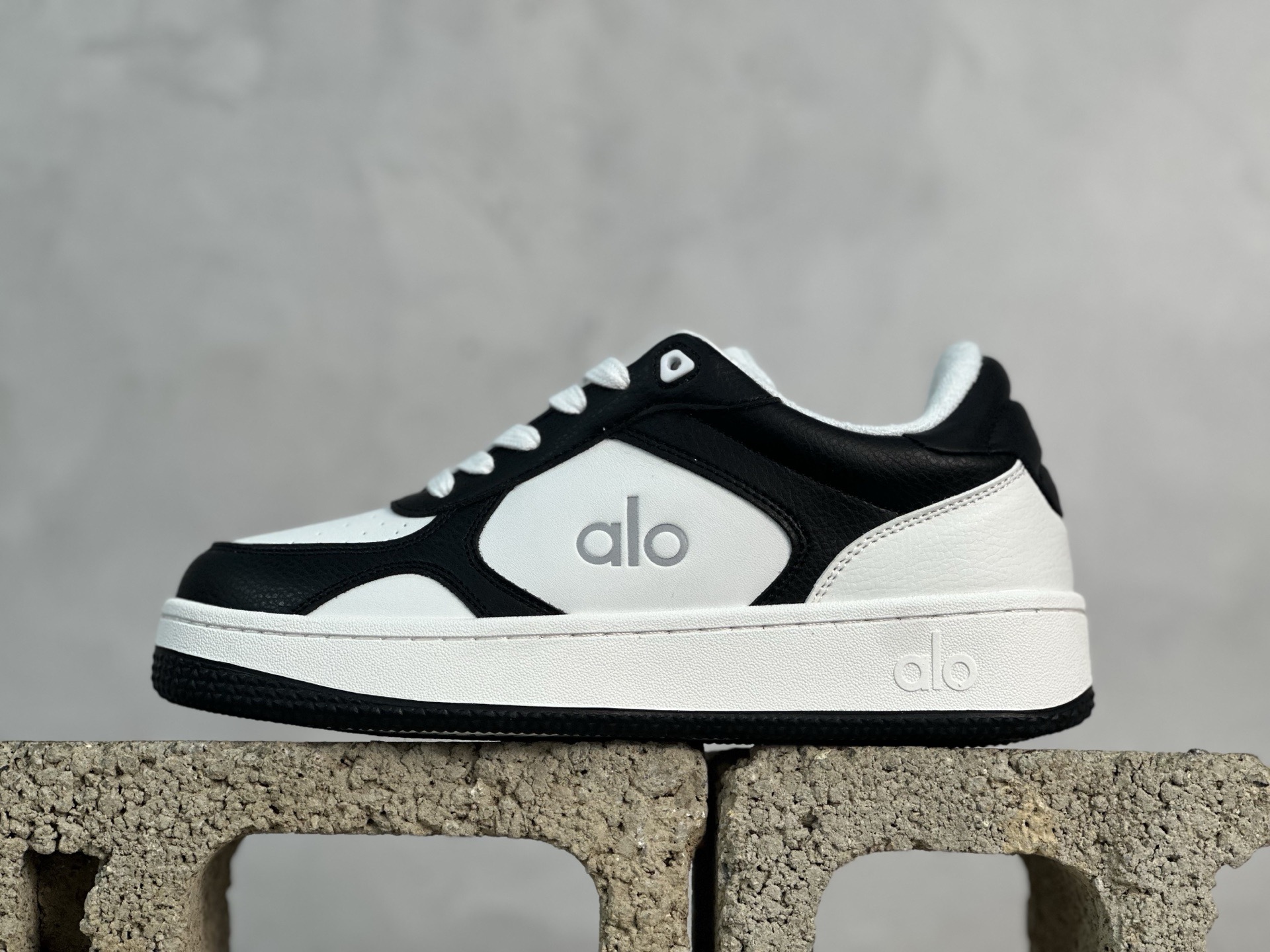NO:408841,Alo Yoga Recovery Mode Popular items Comfortable, simple, non-slip, wear-resistant, low-top casual shoes #Alo Yoga was founded in Los Angeles in 2007, aiming to spread conscious sports and stimulate people's health awareness and creativity. The core concept of the brand is to make yoga clothing and functional items that can bring a perfect experience, so that conscious sports can be integrated into and change life. Size 36 37 38 39 40 41 42 43 44 45, casual shoes/sports shoes, sneakers19860909Alo Yoga Recovery Mode 人气单品 舒适简约防滑耐磨低帮休闲板鞋 #Alo Yoga于2007年创立于洛杉矶,意在传播有意识的运动,同时激发人们的健康意识与创造力.品牌的核心理念在于制作能够带来完美体验的瑜伽服饰与功能性单品,让有意识的运动融入并改变生活. 尺码36 37 38 39 40 41 42 43 44 45,休闲鞋/运动鞋,sneakers,Women's Shoes