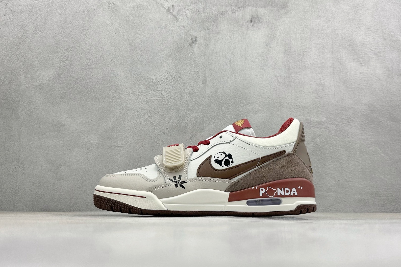 NO:693440,Air Legacy 312 'Lazy Panda' Chinese style special hand-painted private custom basketball shoe series. Known as the 'strongest three-in-one', the Legacy 312 naturally has a hybrid design. Its name shows the shoe elements it contains. 312 corresponds to Air 3, Air 1 and Air Trainer 2 respectively. By integrating these three pairs of classic and popular shoes, the name 'the strongest three-in-one' is derived.  Item No. IQ9783-121 Size 36 36.5 37.5 38 38.5 39 40 40.5 41 42 42.5 43 44 44.5 45 46 47.5, casual shoes/sports shoes, sneakers19860909Air Legacy 312 '慵懒大熊猫'国风特殊手绘私人定制 篮球鞋系列 号称 “最强三合一” 的 Legacy 312,自然有着杂交结合的设计,它的名字就展现出它所包含的鞋款元素,312 分别对应了 Air 3、Air 1 和 Air Trainer 2,将这三双经典又有不俗人气的鞋款融合,“最强三合一” 的名称由此得来. 货号IQ9783-121 尺码36 36.5 37.5 38 38.5 39 40 40.5 41 42 42.5 43 44 44.5 45 46 47.5,休闲鞋/运动鞋,sneakers,Women's Shoes