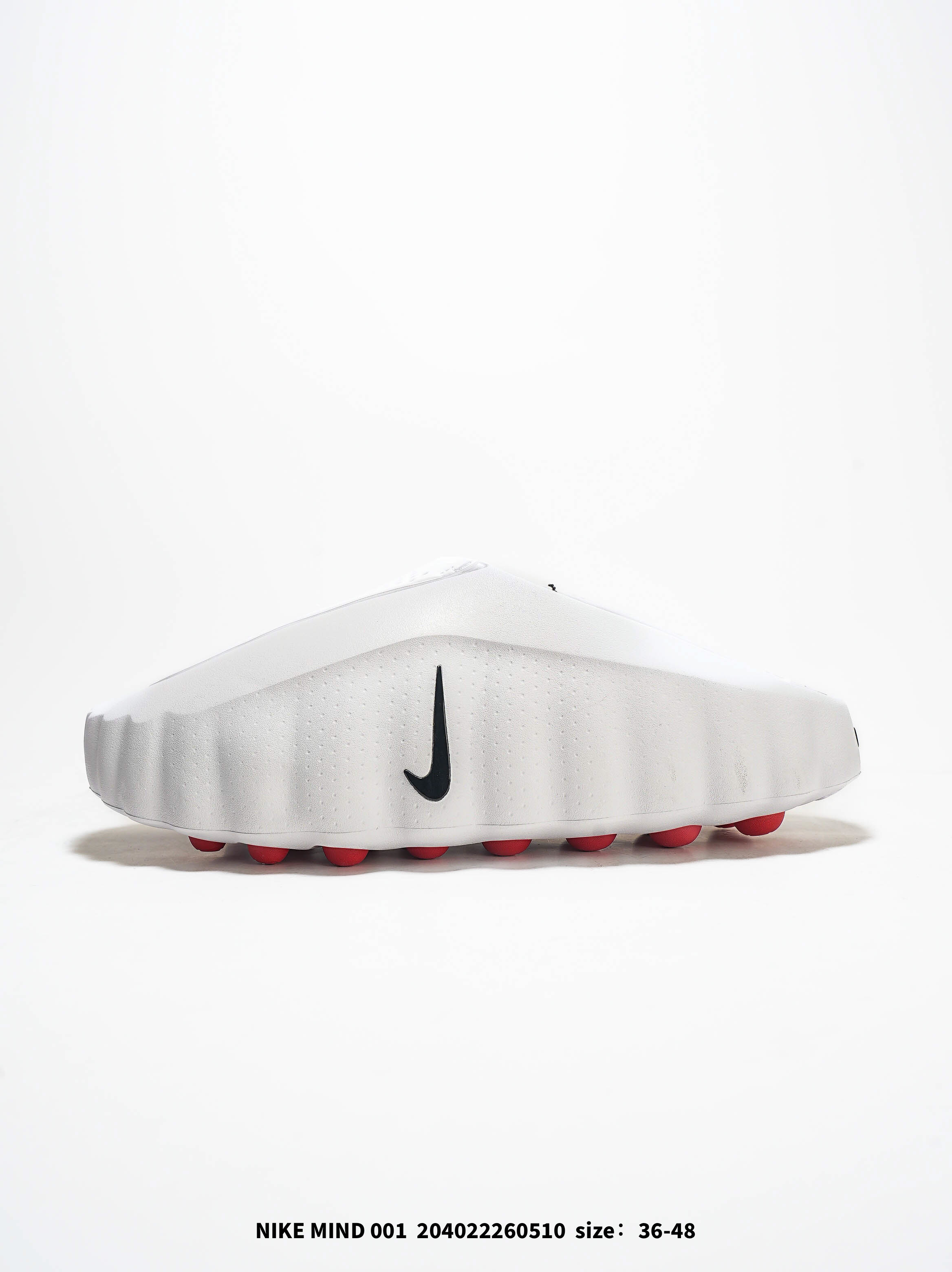 耐克 Nike Mind 001 耐克一脚蹬赛前包头恢复拖鞋 舒适柔软贴合包头拖鞋潮流柔软缓震户外跑步休闲鞋 HQ4307-600Nike把神经科技与潮流美学第一次写进同一双鞋——Mind 001自带按摩功效,鞋身‌:采用柔软的发泡材料,侧面有亮银色Swoosh标志和波浪纹理,鞋跟处印有“Nike”和“Mind”金属标识.‌‌‌‌鞋底‌:由‌数百个贯穿中底的小型橡胶柱构成‌,直接与脚垫接触,提供物理刺激.‌‌‌鞋子很轻,穿起来确实还行,鞋型很OK搭配起来也比大多数拖鞋帅#NikeMind #新年买新鞋 #今日份宝藏百搭拖鞋 #Nike潮流拖鞋开箱 #nike新品好物 货号: HQ4307 编码: 204022260510