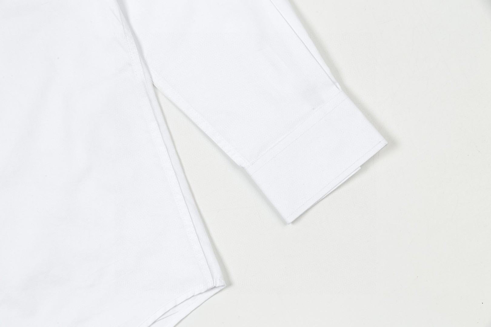 Balenciaga クラシックロゴ長袖シャツ|高級感あふれる快適デザイン