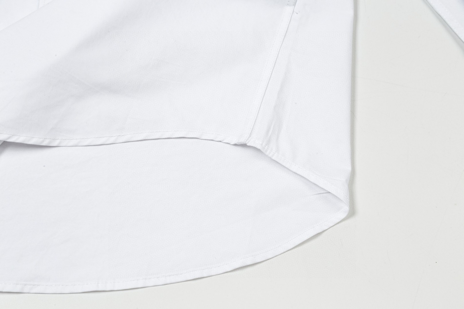 Balenciaga クラシックロゴ長袖シャツ|高級感あふれる快適デザイン