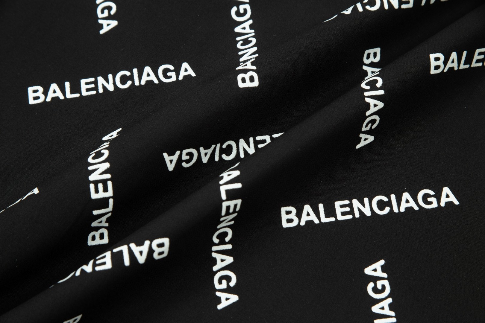Balenciaga ロゴ長袖シャツ 高品質・透湿性抜群