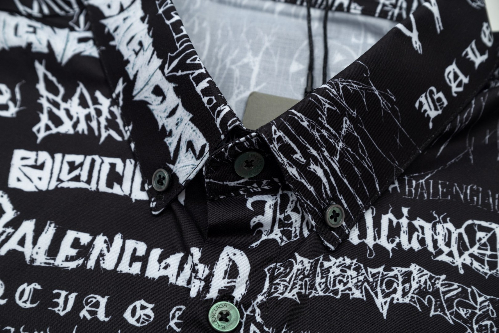 Balenciaga ドラゴン年限定ロゴシャツ 高級素材と完璧な仕上げ