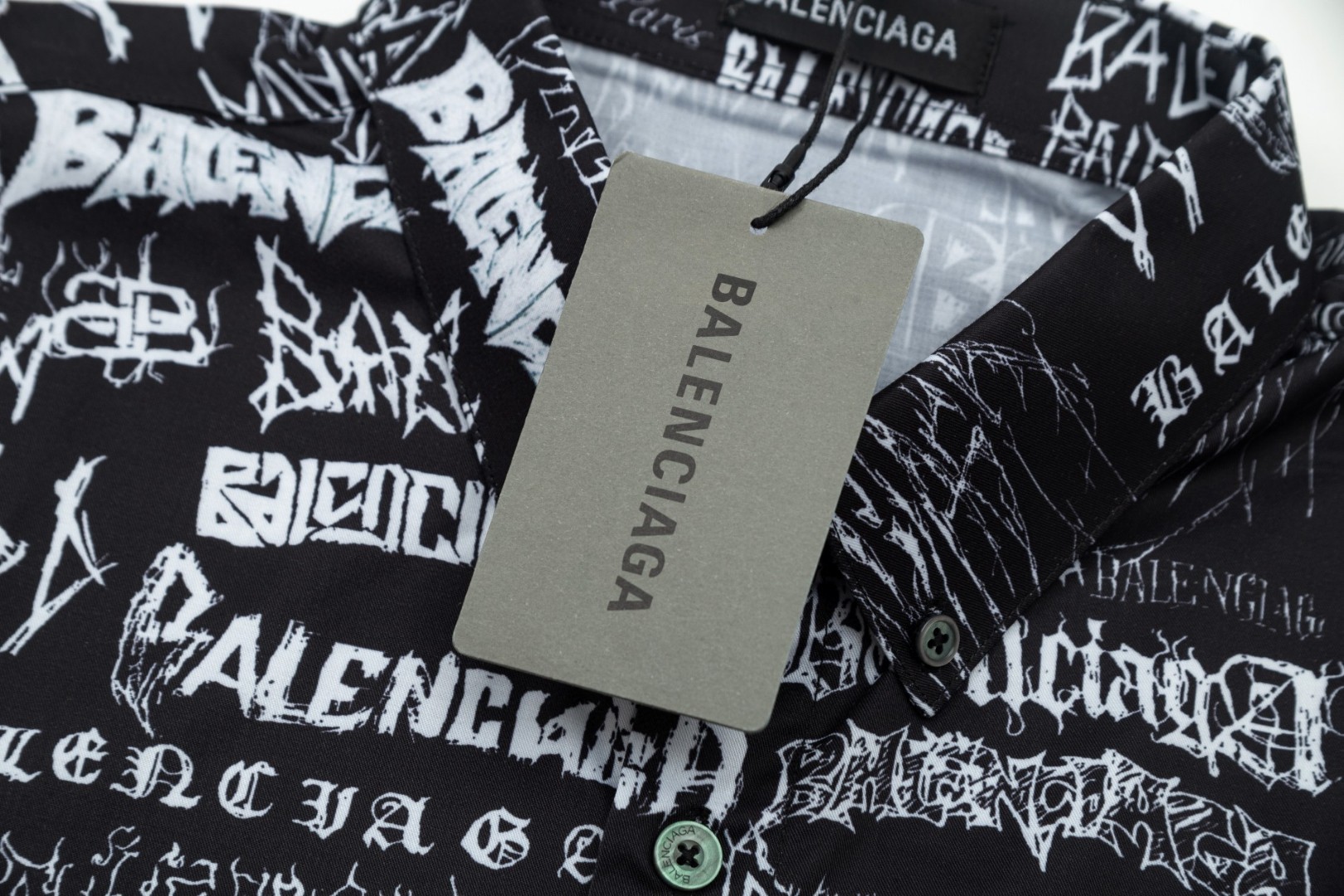 Balenciaga ドラゴン年限定ロゴシャツ 高級素材と完璧な仕上げ