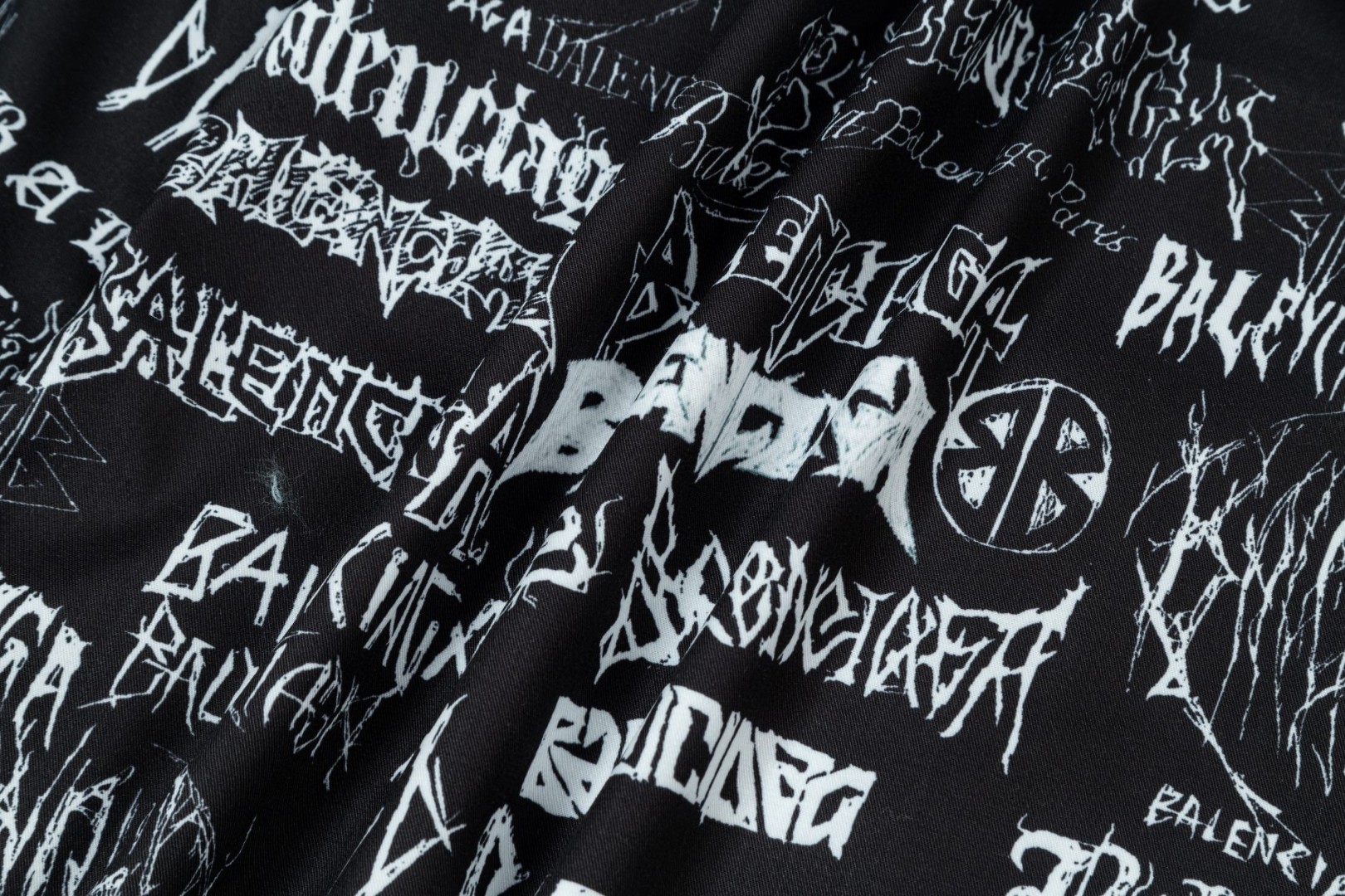 Balenciaga ドラゴン年限定ロゴシャツ 高級素材と完璧な仕上げ