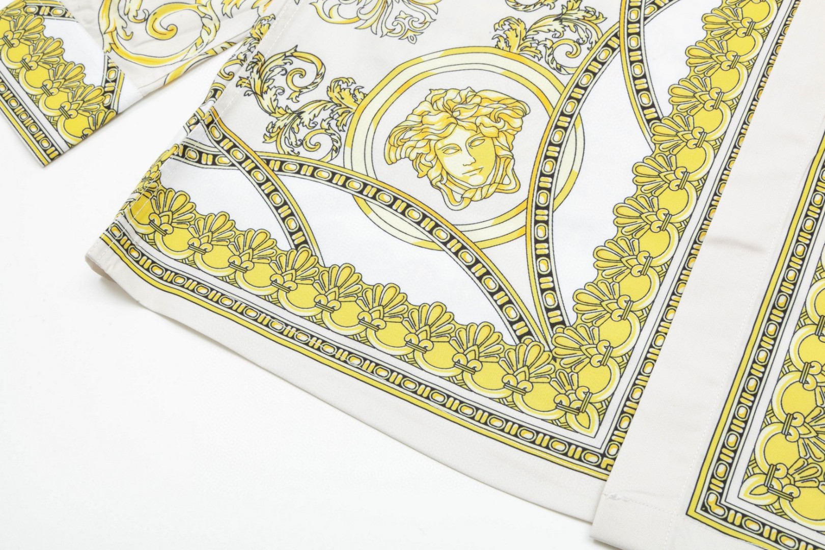 Versace 美杜莎宮廷風数码印花長袖衬衫 高級感溢れるデザイン