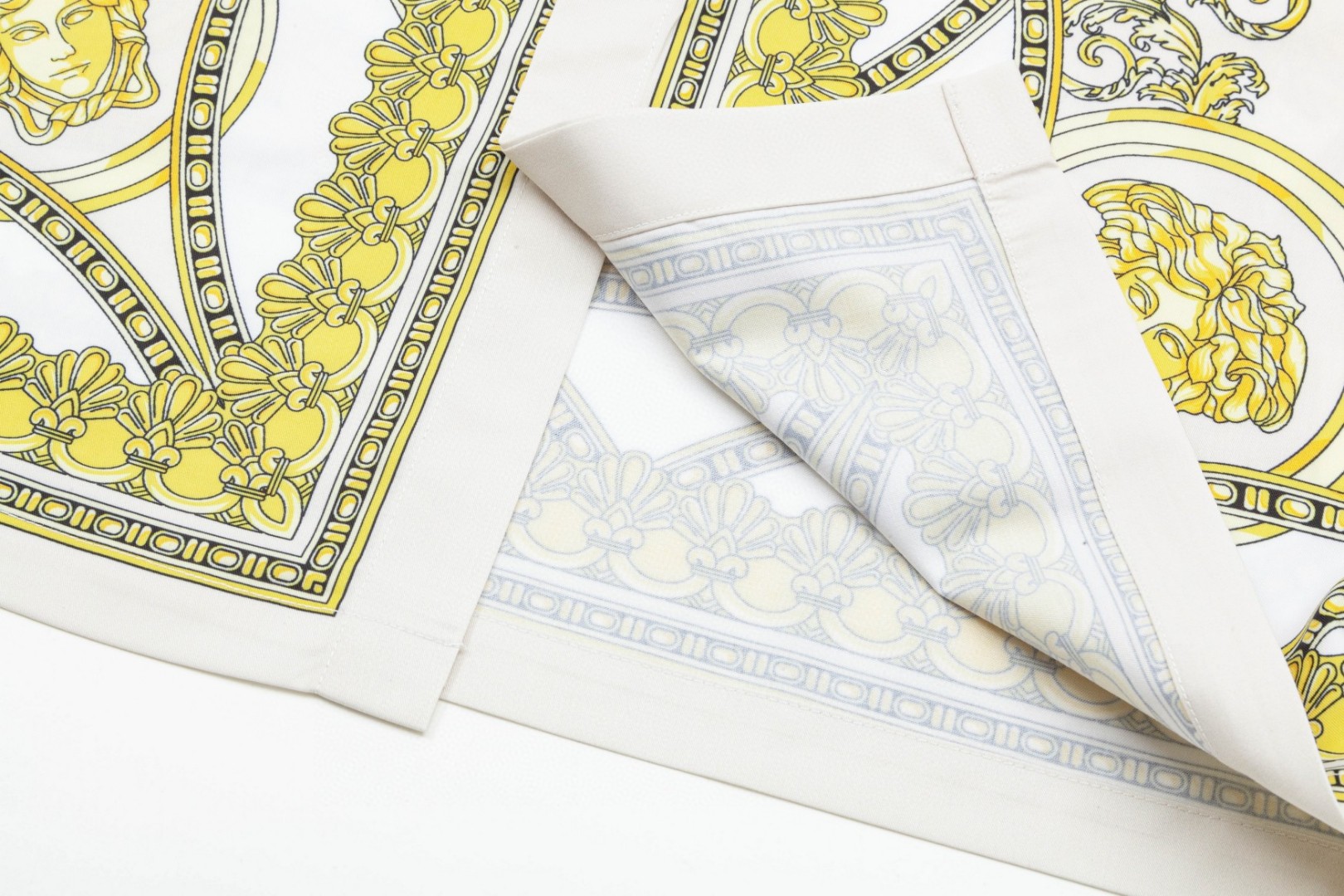 Versace 美杜莎宮廷風数码印花長袖衬衫 高級感溢れるデザイン