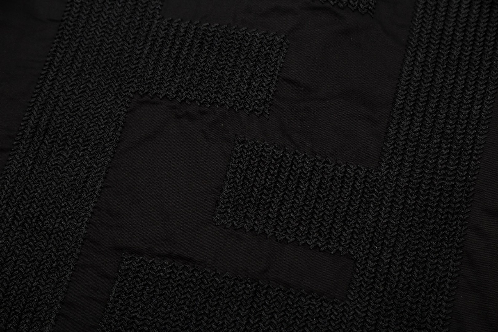 FENDI 胸前悪魔小眼睛デザインの刺繍長袖シャツ