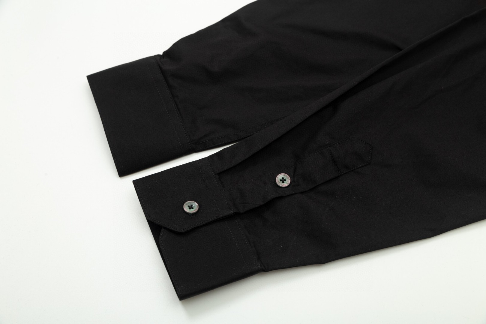 FENDI 胸前悪魔小眼睛デザインの刺繍長袖シャツ