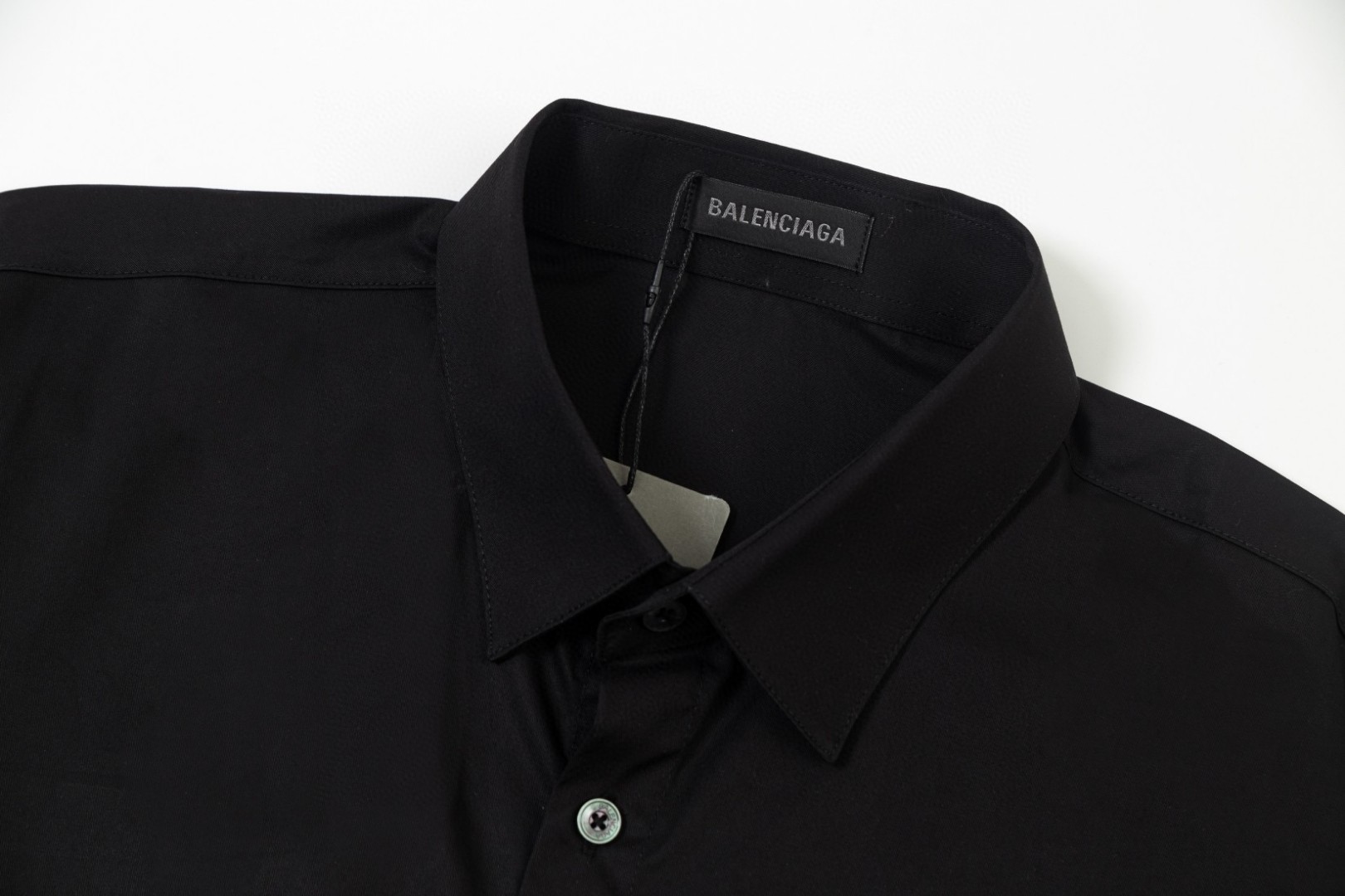 P118 Balenciaga 巴黎世家
 🔥爆款来袭 经典Logo印花短袖衬衫 2024ss官网新款短袖 衬衫 衬衣，精美直喷Logo印花 高端版本，专柜定制面料 透气舒适度高，精工制作，细节处理完美无可挑剔，✅定制logo刻字纽扣，三标齐全。品牌元素设计理念，体现高品质。手感细腻柔软！呈现休闲裁剪，上身版型超赞！🐉码数：M-XXL📢（隔天出货）