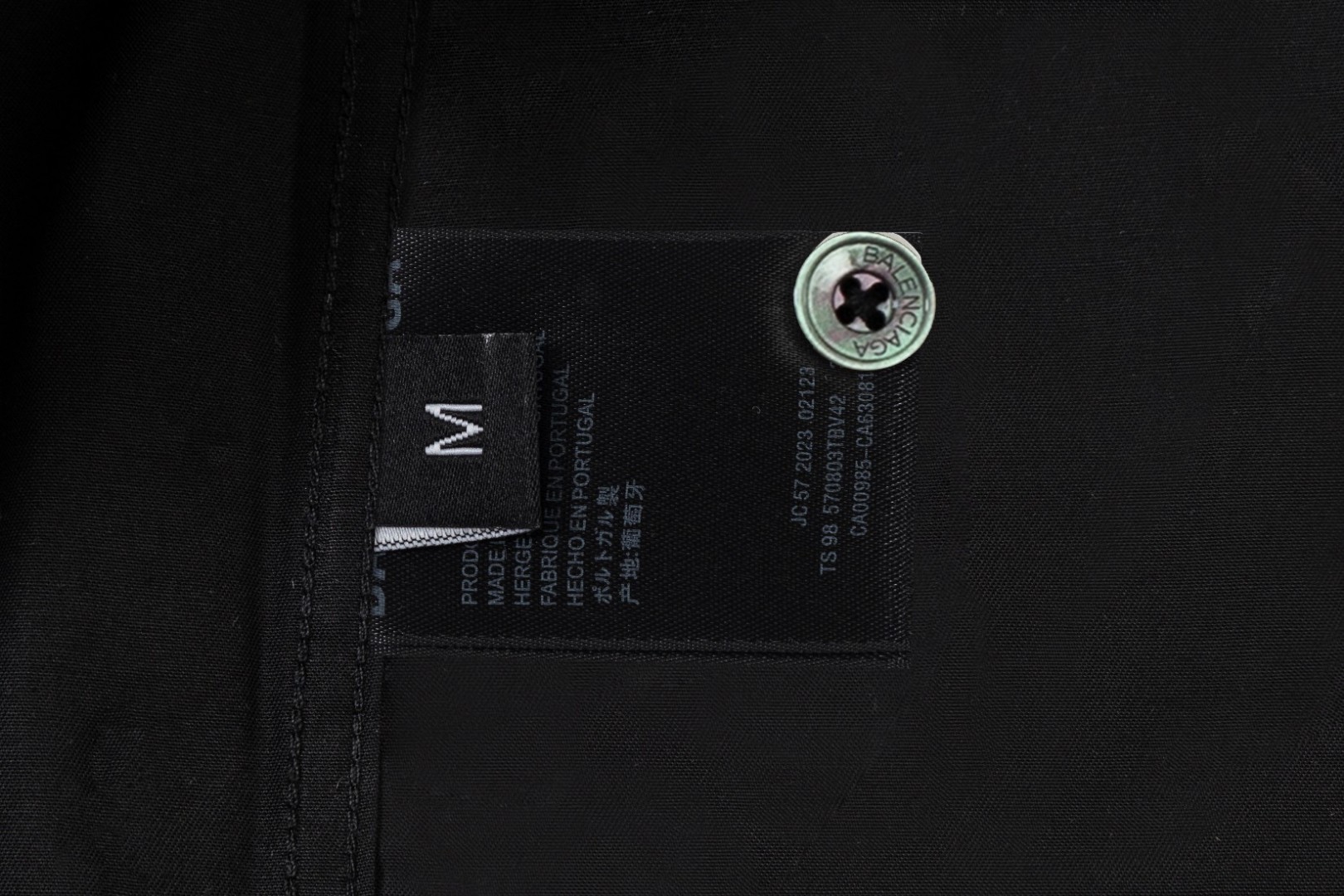 P118 Balenciaga 巴黎世家
 🔥爆款来袭 经典Logo印花短袖衬衫 2024ss官网新款短袖 衬衫 衬衣，精美直喷Logo印花 高端版本，专柜定制面料 透气舒适度高，精工制作，细节处理完美无可挑剔，✅定制logo刻字纽扣，三标齐全。品牌元素设计理念，体现高品质。手感细腻柔软！呈现休闲裁剪，上身版型超赞！🐉码数：M-XXL📢（隔天出货）