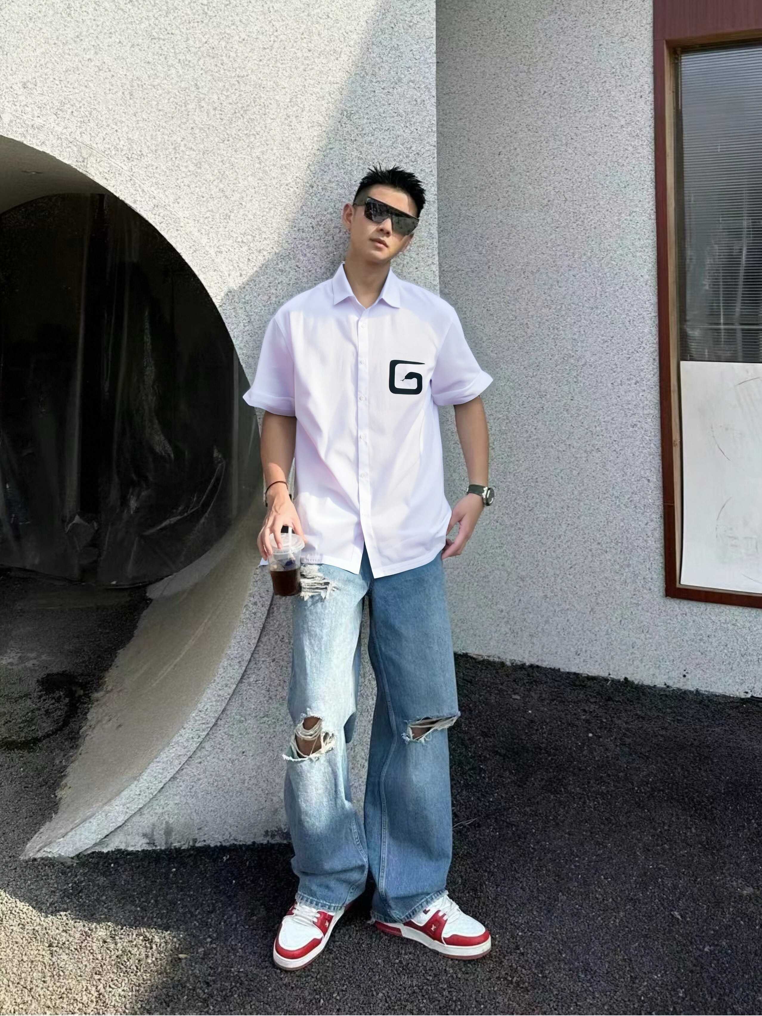 PZS。Givenchy 纪梵希 Gvc 爆款来袭 蛇年走秀款胸前后厚板胶G字母Logo短袖衬衫 ss官网新款短袖 衬衫 衬衣，精美工艺 高端版本，专柜定制面料 透气舒适度高，精工制作，细节处理完美无可挑剔，定制logo刻字纽扣，三标齐全。品牌元素设计理念，体现高品质。手感细腻柔软！呈现休闲裁剪，上身版型超赞！码数：M-XXL