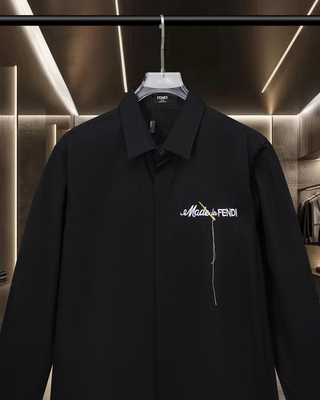 P128 Fendi 芬迪 🔥爆款来袭 胸前简约Logo针绣徽标长袖衬衫 2025ss官网新款长袖 衬衫 衬衣 精美刺绣Logo 高端版本，专柜定制面料 透气舒适度高，精工制作，细节处理完美无可挑剔，✅定制logo刻字纽扣，三标齐全。品牌元素设计理念，体现高品质。手感细腻柔软！呈现休闲裁剪，上身版型超赞！🐍码数：M-XXL 