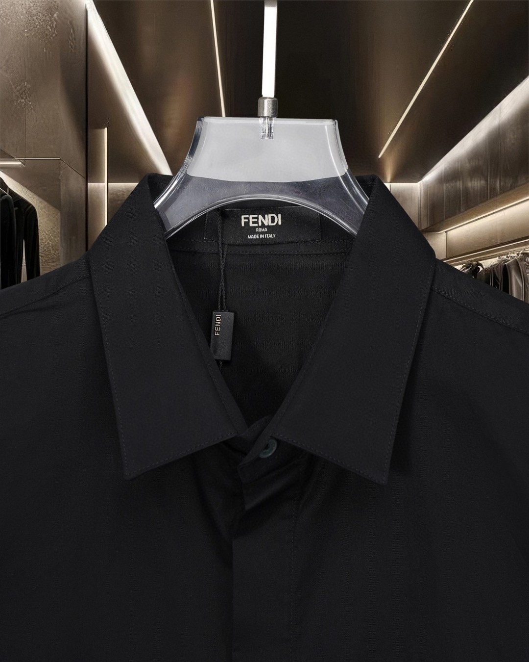 P128 Fendi 芬迪 🔥爆款来袭 胸前简约Logo针绣徽标长袖衬衫 2025ss官网新款长袖 衬衫 衬衣 精美刺绣Logo 高端版本，专柜定制面料 透气舒适度高，精工制作，细节处理完美无可挑剔，✅定制logo刻字纽扣，三标齐全。品牌元素设计理念，体现高品质。手感细腻柔软！呈现休闲裁剪，上身版型超赞！🐍码数：M-XXL 