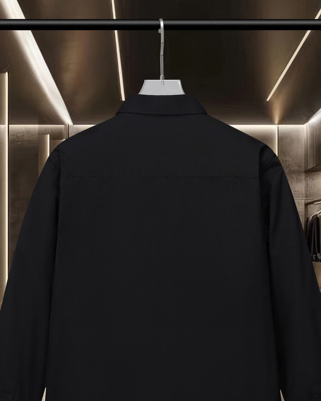 P128 Fendi 芬迪 🔥爆款来袭 胸前简约Logo针绣徽标长袖衬衫 2025ss官网新款长袖 衬衫 衬衣 精美刺绣Logo 高端版本，专柜定制面料 透气舒适度高，精工制作，细节处理完美无可挑剔，✅定制logo刻字纽扣，三标齐全。品牌元素设计理念，体现高品质。手感细腻柔软！呈现休闲裁剪，上身版型超赞！🐍码数：M-XXL 