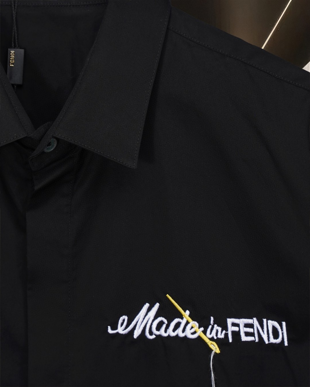 P128 Fendi 芬迪 🔥爆款来袭 胸前简约Logo针绣徽标长袖衬衫 2025ss官网新款长袖 衬衫 衬衣 精美刺绣Logo 高端版本，专柜定制面料 透气舒适度高，精工制作，细节处理完美无可挑剔，✅定制logo刻字纽扣，三标齐全。品牌元素设计理念，体现高品质。手感细腻柔软！呈现休闲裁剪，上身版型超赞！🐍码数：M-XXL 