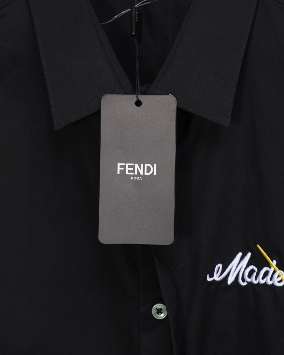 P128 Fendi 芬迪 🔥爆款来袭 胸前简约Logo针绣徽标长袖衬衫 2025ss官网新款长袖 衬衫 衬衣 精美刺绣Logo 高端版本，专柜定制面料 透气舒适度高，精工制作，细节处理完美无可挑剔，✅定制logo刻字纽扣，三标齐全。品牌元素设计理念，体现高品质。手感细腻柔软！呈现休闲裁剪，上身版型超赞！🐍码数：M-XXL 