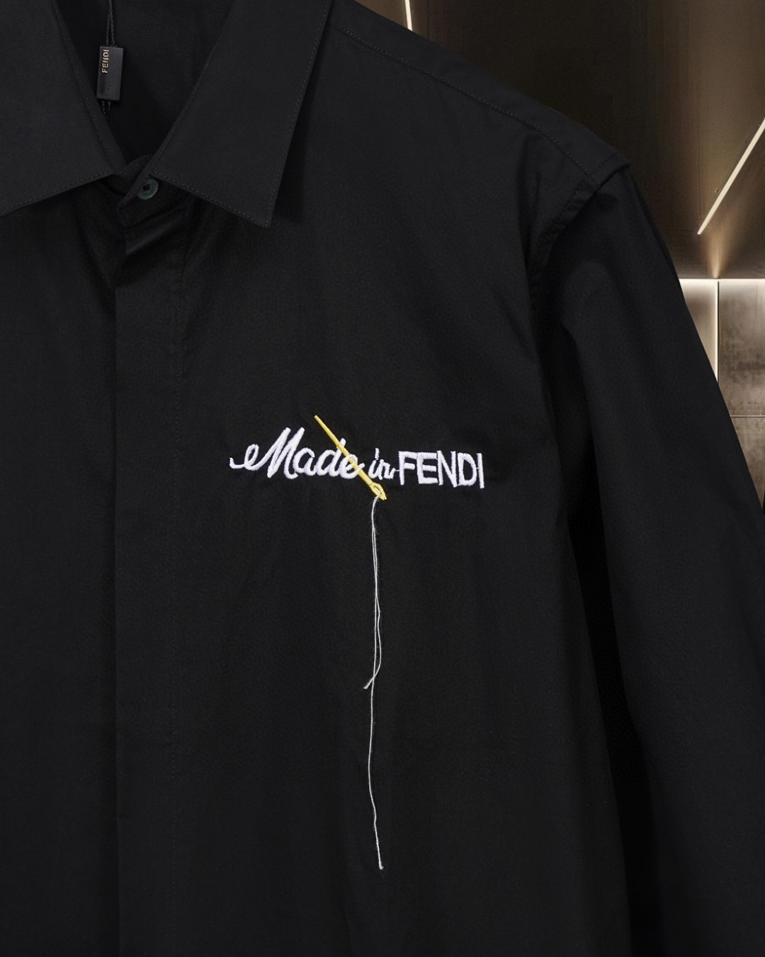 P128 Fendi 芬迪 🔥爆款来袭 胸前简约Logo针绣徽标长袖衬衫 2025ss官网新款长袖 衬衫 衬衣 精美刺绣Logo 高端版本，专柜定制面料 透气舒适度高，精工制作，细节处理完美无可挑剔，✅定制logo刻字纽扣，三标齐全。品牌元素设计理念，体现高品质。手感细腻柔软！呈现休闲裁剪，上身版型超赞！🐍码数：M-XXL 