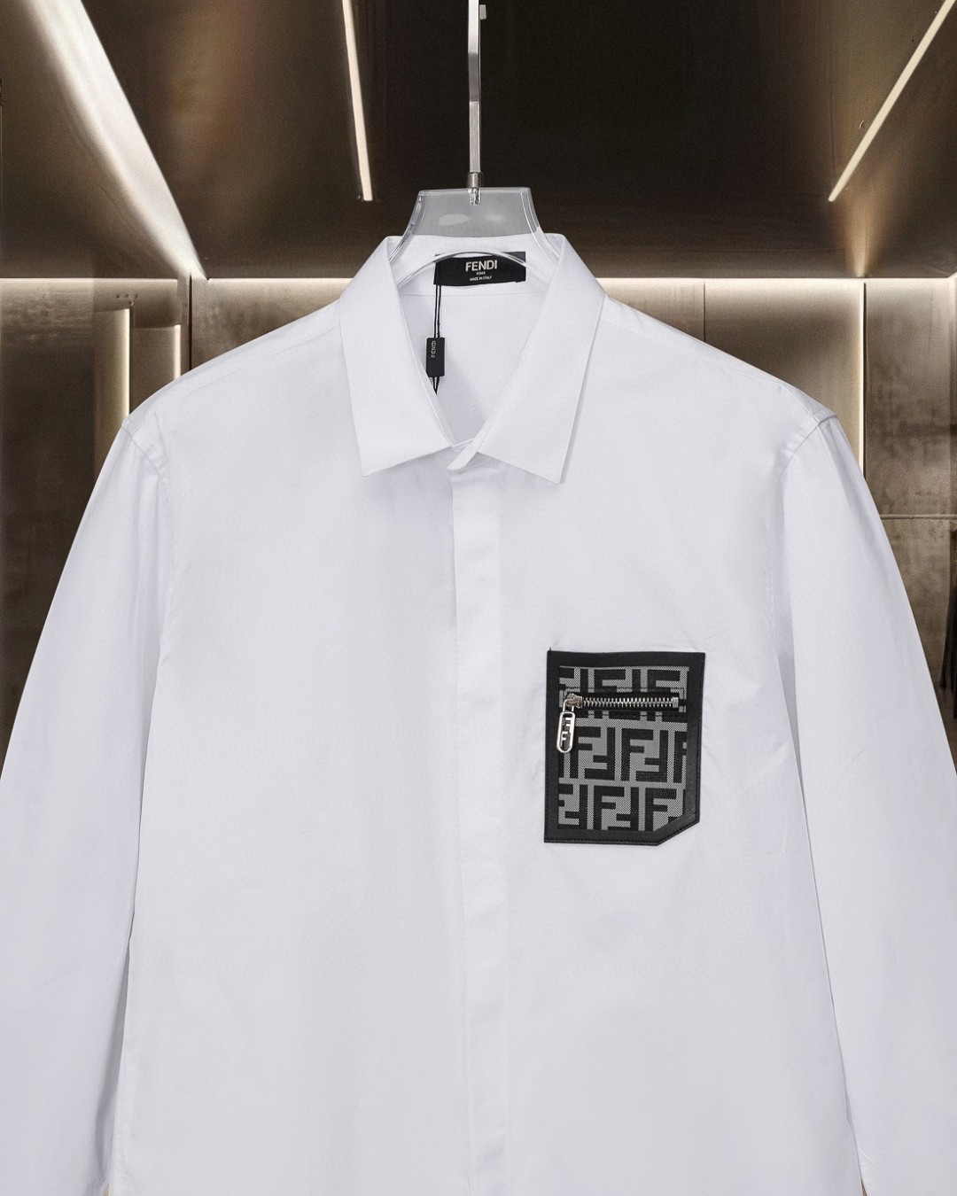 P138 Fendi 芬迪 
爆款来袭 胸前口袋徽章Logo长袖衬衫 2025ss官网新款长袖 衬衫 衬衣 高端版本，专柜定制面料 透气舒适度高，精工制作，细节处理完美无可挑剔，✅定制logo刻字纽扣，三标齐全。品牌元素设计理念，体现高品质。手感细腻柔软！呈现休闲裁剪，上身版型超赞！🐍码数：M-XXL 