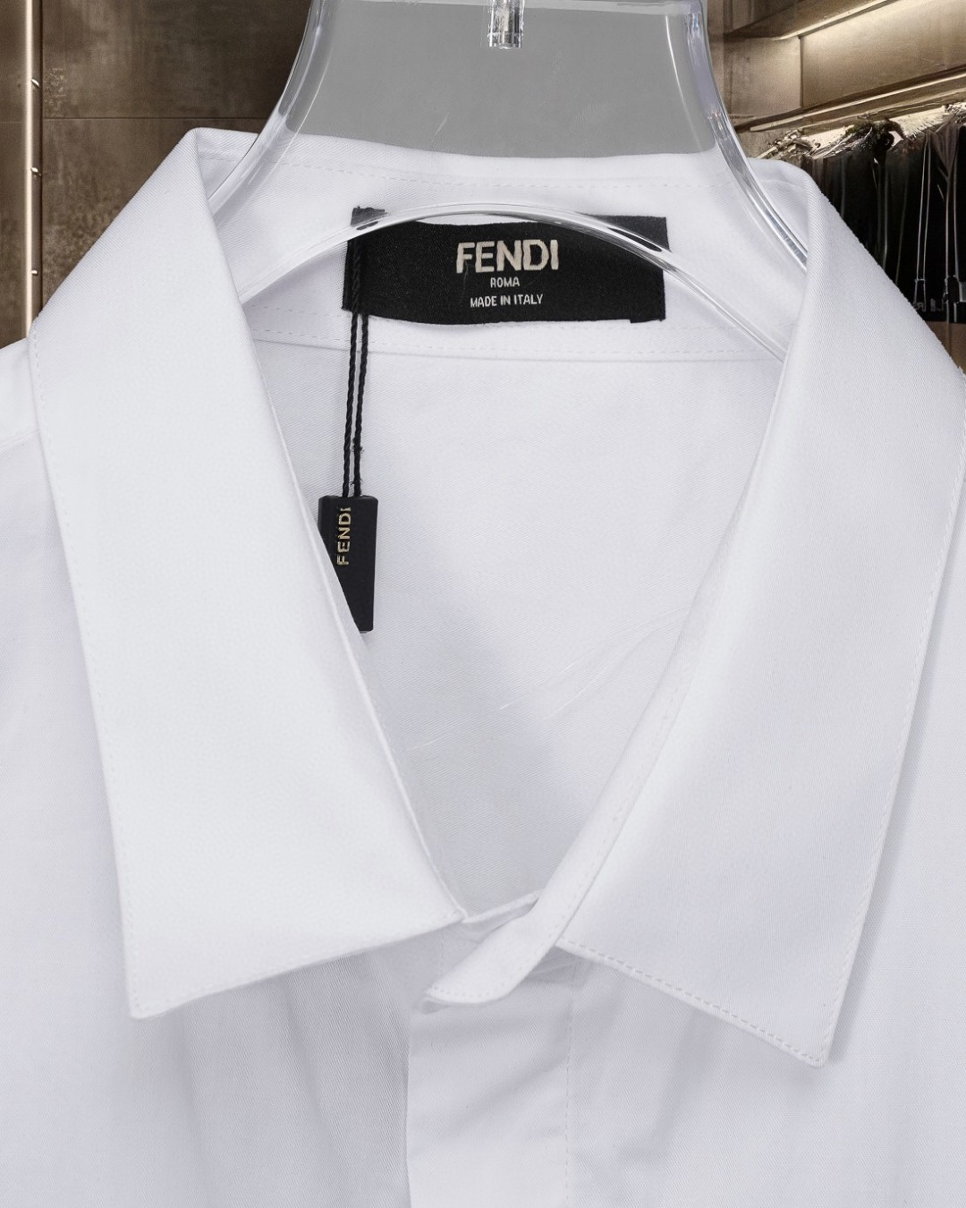 P138 Fendi 芬迪 
爆款来袭 胸前口袋徽章Logo长袖衬衫 2025ss官网新款长袖 衬衫 衬衣 高端版本，专柜定制面料 透气舒适度高，精工制作，细节处理完美无可挑剔，✅定制logo刻字纽扣，三标齐全。品牌元素设计理念，体现高品质。手感细腻柔软！呈现休闲裁剪，上身版型超赞！🐍码数：M-XXL 